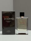 Original order quality
✍Hermès Terre d’Hermès Eau de Parfum Intense 100ml Fragrant Edition🔜Real shot📸In stock❗️The newly launched Terre d’Hermès Eau de Parfum Intense in 2025 is simply a king-level existence, and I was impressed as soon as it appeared!
💥Inspiration and design
The perfumer created this special fragrance inspired by the "fire from the core of the earth". The bottle body was designed by Philippe Mouquet. The red-brown paint color resembles the flow of hot magma, as if you can see a shocking molten scene, releasing a dark aesthetic. The H-shaped base hides the light refraction effect of magma, the metal sheet on the bottle shoulder reflects floating light and shadow, and the black matte bottle cap is embossed with classic saddle nails, just like solid volcanic rock. Every detail embodies the powerful power of the inner fire. Moreover, the perfume bottle is made of two recyclable materials: glass and aluminum, which can be refilled, environmentally friendly and durable~