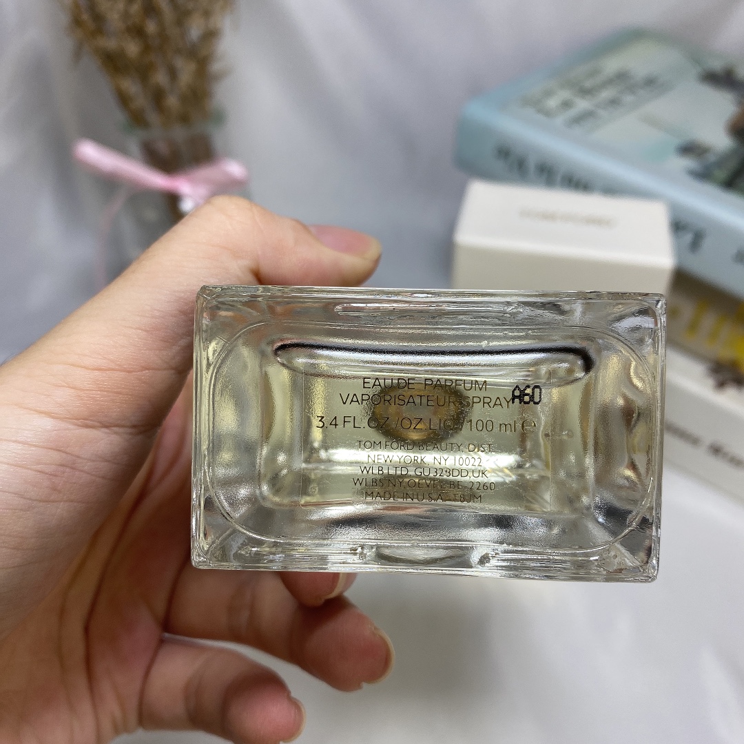 TF white bottle white musk perfume 100ml
🔜Quality❗5828# White bottle of white musk 100ml
Tom Ford TF limited edition white bottle white musk perfume 100ml
Top notes: rose, saffron, thyme
Middle notes: tea, frankincense, lily of the valley
Base notes: sandalwood, suede, amber, musk
Woody floral fragrance, low-key like body fragrance, with a feeling of distance
There is also a long-lost, warm taste! - Image 4