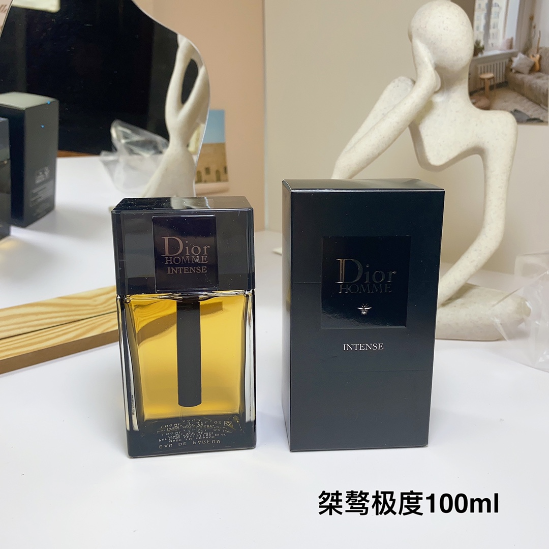 P65. Dior Unruly Extremely Enhanced Eau de Toilette 100ml
🔜 Quality❗Dior Dior's new extreme men's new version enhanced version 100ml
Dior HOMME INTENSE 2011
Fragrance: woody floral
Top note: lavender
Middle Note: Iris, Huangkui Pear
Base Note: Vetiver Cedar