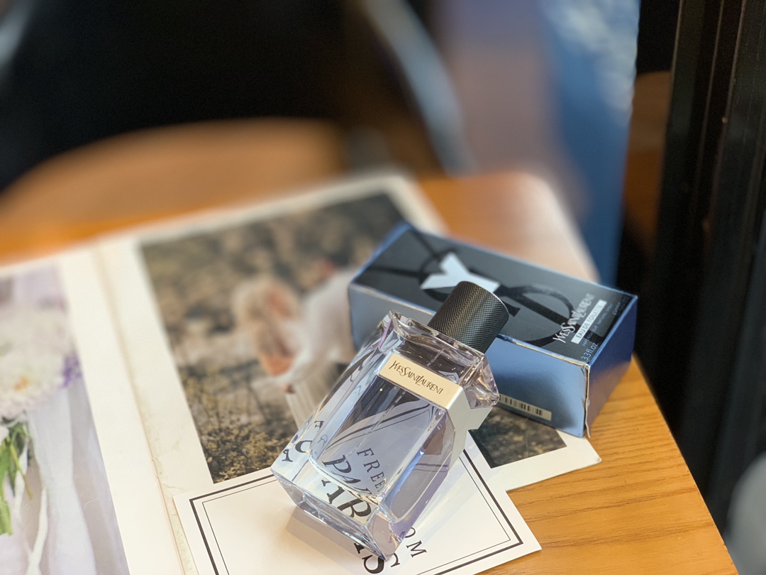 Original order quality
French Y Yves Saint Laurent Y men's EDT light launches new men's Y (why). "Y" stands for Yves. Y stands for question. Y stands for you.
This one is based on the contrast between fresh and bright scents and a powerful, dark and sensual background. The bright white effect here comes from a mix of white aldehydes and fresh citrus, spice, and aromatic notes. Marine ambergris, incense, and woody scents represent black.
Top notes: white aldehyde, bergamot, ginger
Middle Notes: Sage, Geranium Absolute, Violet Leaf
Base notes: ambergris, incense, fir balsam, cedar, musk
The bottle uses simple and clean lines, with the letter Y on the back. 100ML - Image 3