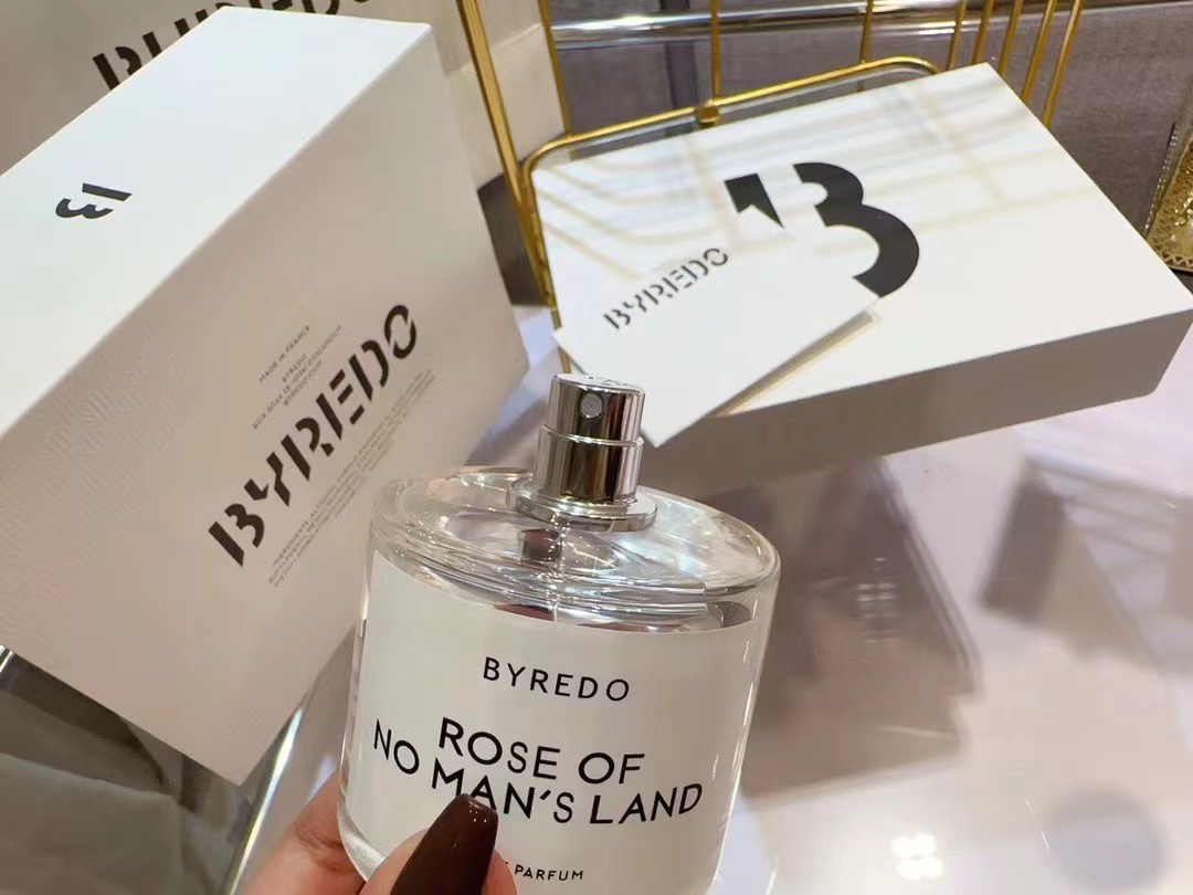 Original order quality
: Rose cedar in no man’s land🪐
𝒃𝒆𝒍𝒐𝒏𝒈𝒔 𝒕𝒐 𝒚𝒐𝒖 𝒑𝒆𝒓𝒇𝒖𝒎𝒆
Highly recommended No Man’s Land Rose
Say goodbye to street fragrance, it smells more expensive than others
Top notes: pink pepper rose
Middle Notes: Rose Raspberry Blossom
Base note: papyrus amber
You are the ideal in the world. A perfume that 99% of straight men can’t stand.
"You are the last rose in my barren land" is the advertising slogan of No Man's Land Rose. I am deeply attracted by it. It is a popular brand among niche perfume brands~ - Image 3