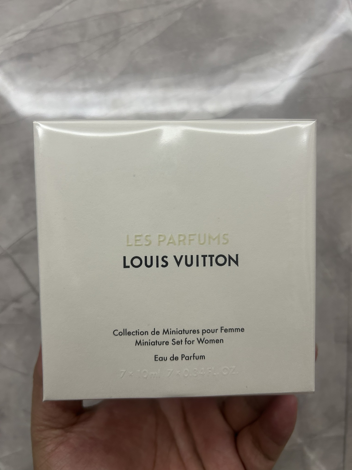 LV Dragon Ball Perfume Sample 10ml Seven-piece Set! Contains: 10ml*10. Taste:
10ml RosedesVents
10ml EtoileFilante
10ml CeurBattant
10ml Attrape-Rêves
10ml Undercurrent (Matière Noire)
10ml Le Jour Se Lève
10mlHeuresdAbsence