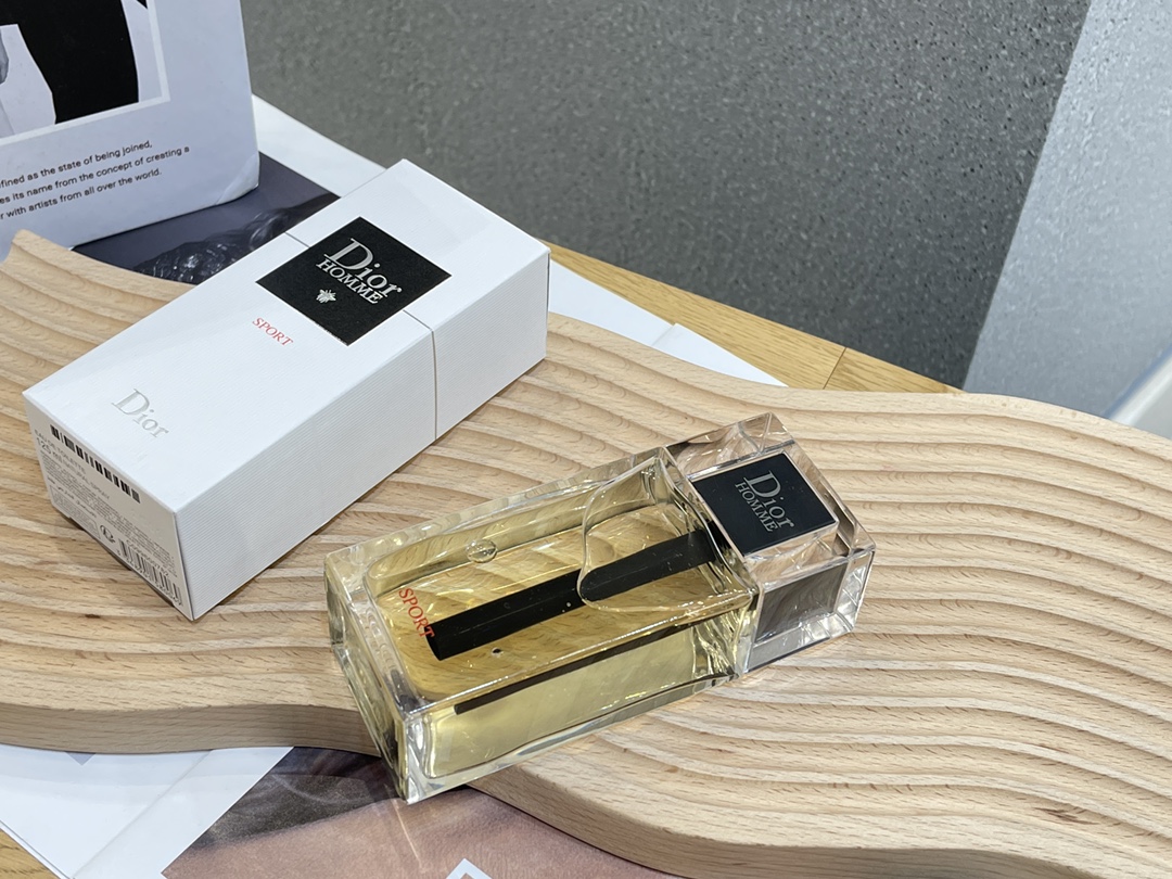 Original order quality
Homme Cologne 退骜 cologne✨
It’s simply a clean and refreshing big lemon 🍋 perfect for this season! The cleanliness of the autumn sunshine is vividly interpreted!
✨Top note: Bergamot from "Southern Italy", the essence is extracted from its peel through cold pressing method, adding a unique and soft freshness to the fragrance, making the citrus fragrance more refreshing and attractive.
✨Heart note: Grapefruit flower essential oil is obtained “by distillation” of the flower petals. Debuting in Homme Cologne, it is scented with the sweet, pure scent of orange blossom essential oil and a hint of spicy, fresh notes.
✨Base note: White Patchouli exudes an "amazing" pure powdery fragrance, which ignites the skin and gives people a gentle and refreshing feeling!
Both men and women can squirt! Different from the stereotyped scumbag smell of "Cologne" ~ it has a clean and refreshing white T-shirt feel ~ - Image 3