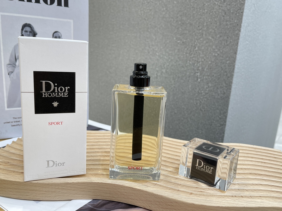 Original order quality
Homme Cologne 退骜 cologne✨
It’s simply a clean and refreshing big lemon 🍋 perfect for this season! The cleanliness of the autumn sunshine is vividly interpreted!
✨Top note: Bergamot from "Southern Italy", the essence is extracted from its peel through cold pressing method, adding a unique and soft freshness to the fragrance, making the citrus fragrance more refreshing and attractive.
✨Heart note: Grapefruit flower essential oil is obtained “by distillation” of the flower petals. Debuting in Homme Cologne, it is scented with the sweet, pure scent of orange blossom essential oil and a hint of spicy, fresh notes.
✨Base note: White Patchouli exudes an "amazing" pure powdery fragrance, which ignites the skin and gives people a gentle and refreshing feeling!
Both men and women can squirt! Different from the stereotyped scumbag smell of "Cologne" ~ it has a clean and refreshing white T-shirt feel ~ - Image 5