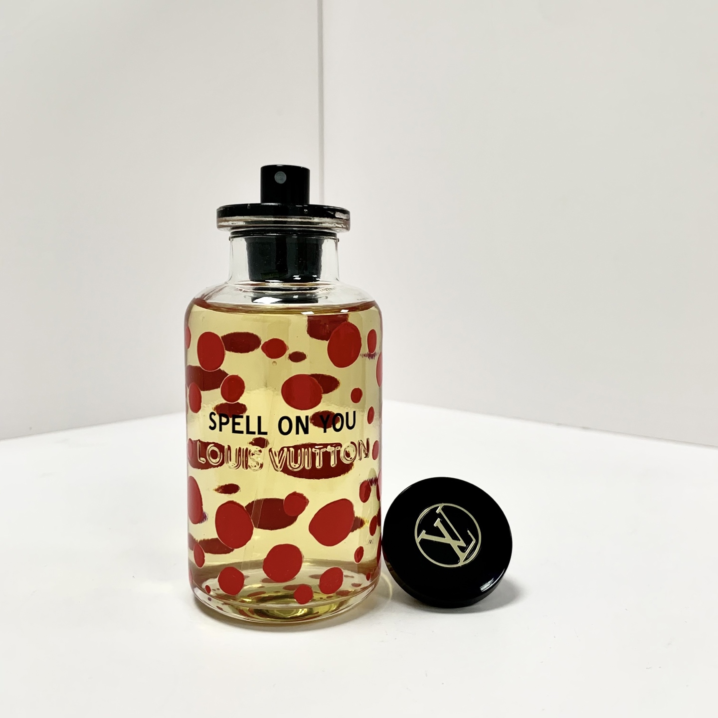 Original order quality
✍Perfume 100ML peach limited edition🔜Real shot📸Ready stock❗️Limited edition peach 100ml
LOUIS VUITTON youm is so beautiful X YK joint limited edition perfume #spellou joint design psychedelic polka dot design
Top notes: Orange, Orange, Bergamot
Middle notes: pink pepper, orange blossom oil, pepper nutmeg, cardamom
Base Note: Vetiver
Properties: Men's fragrance - Image 4