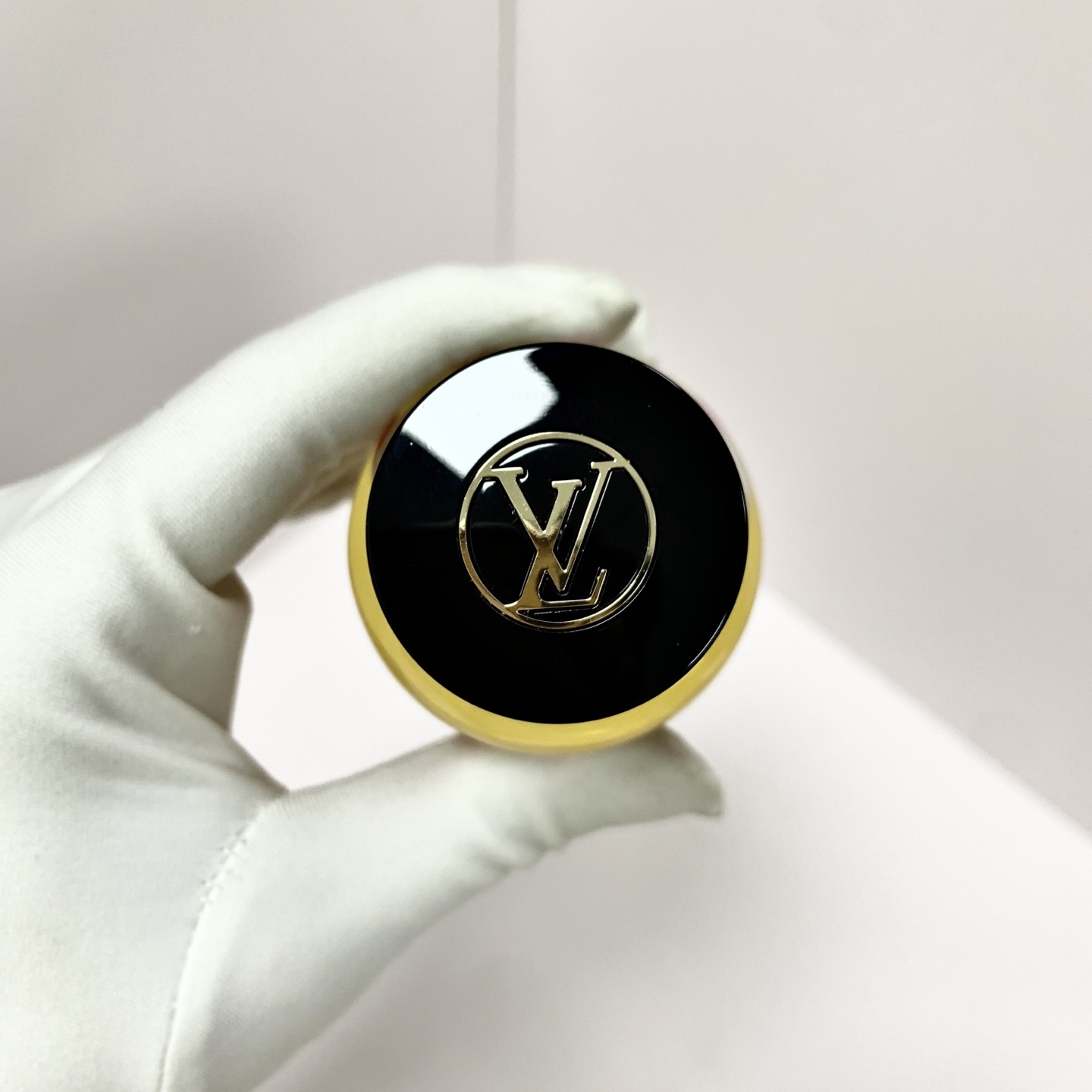 Original order quality
✍Perfume 100ML peach limited edition🔜Real shot📸Ready stock❗️Limited edition peach 100ml
LOUIS VUITTON youm is so beautiful X YK joint limited edition perfume #spellou joint design psychedelic polka dot design
Top notes: Orange, Orange, Bergamot
Middle notes: pink pepper, orange blossom oil, pepper nutmeg, cardamom
Base Note: Vetiver
Properties: Men's fragrance - Image 5