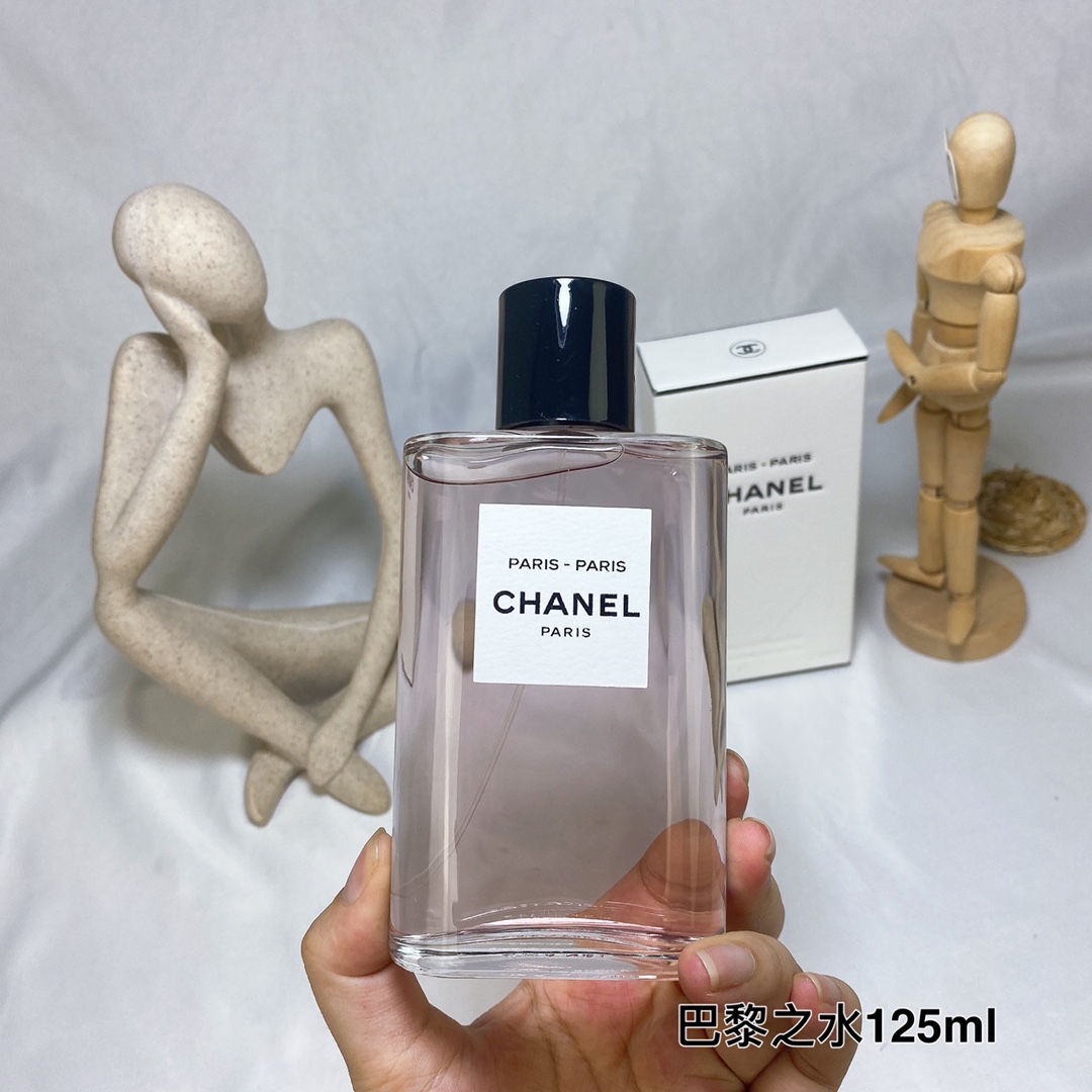 Original order quality
Chanel Perrier Eau-Paris 125ml
A fresh and sparkling woody floral fragrance, intertwined with rose, citrus, patchouli and a little spicy pink pepper, creating a fresh and light scent.
A nod to the elegance of this legendary city. - Image 2