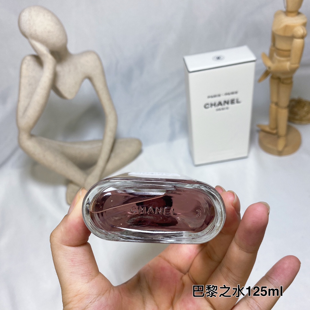 Original order quality
Chanel Perrier Eau-Paris 125ml
A fresh and sparkling woody floral fragrance, intertwined with rose, citrus, patchouli and a little spicy pink pepper, creating a fresh and light scent.
A nod to the elegance of this legendary city. - Image 3