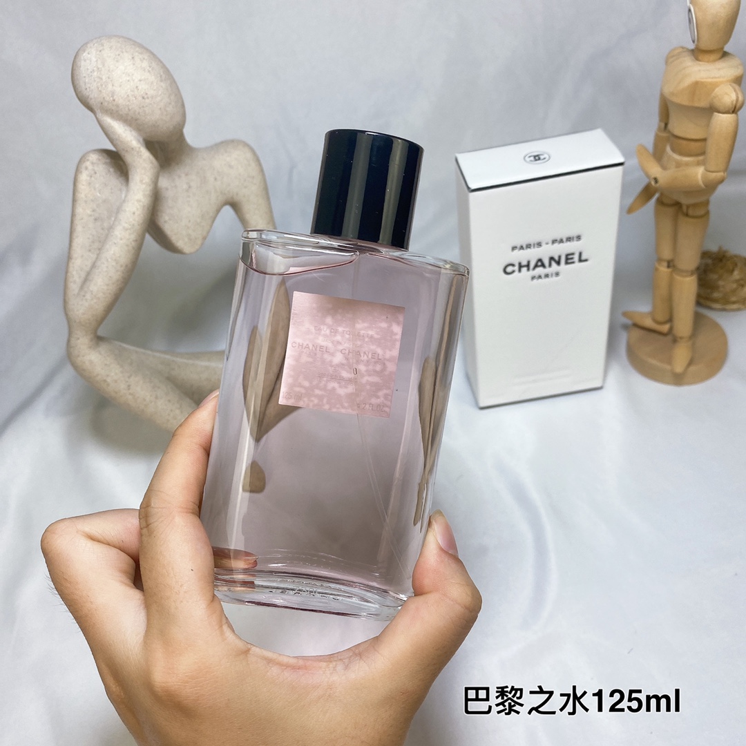 Original order quality
Chanel Perrier Eau-Paris 125ml
A fresh and sparkling woody floral fragrance, intertwined with rose, citrus, patchouli and a little spicy pink pepper, creating a fresh and light scent.
A nod to the elegance of this legendary city. - Image 4