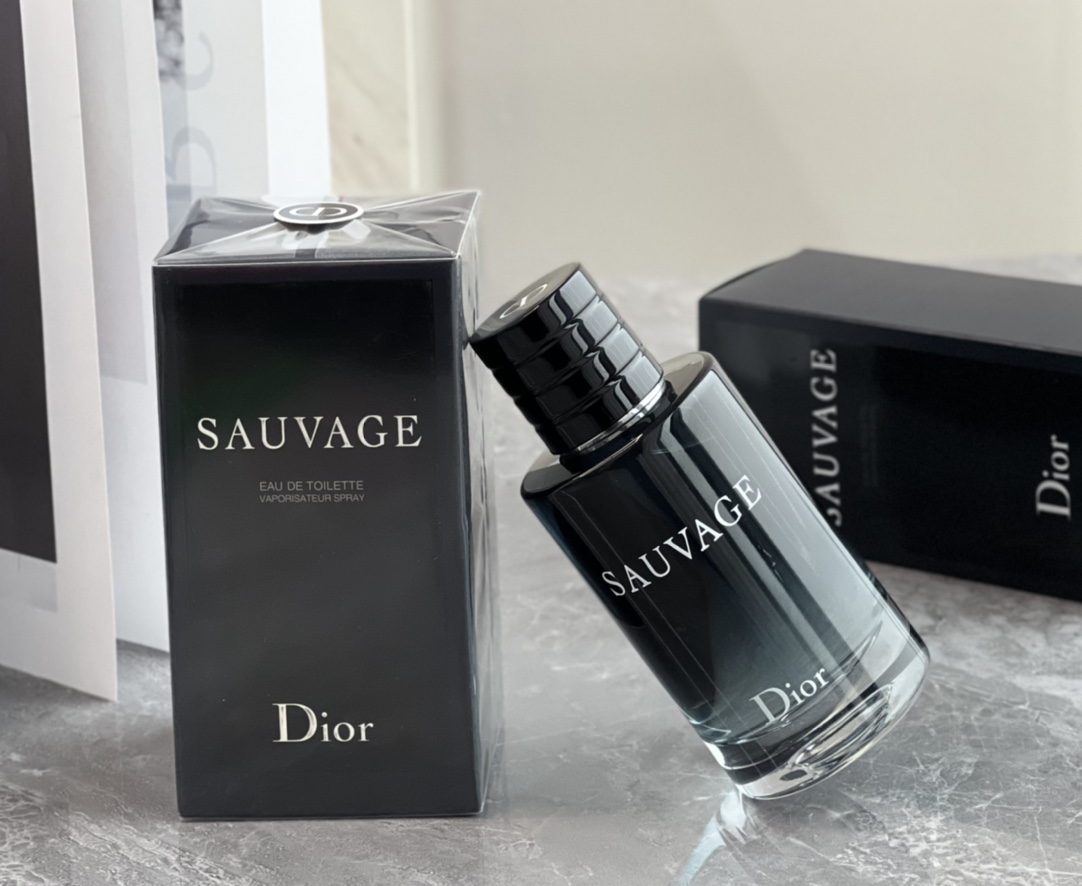 Original order quality
Nickname given by others: Scumbag ❤️Customs goods! One bottle, one code, scan the code! 100ml Dior Wilderness Homme Eau de Toilette is said to be one of the best-smelling men's fragrances! Depp's handsome man's own perfume - Dior Sauvage Men's Eau de Toilette asks you whether you sow grass or not, whether you are moved or not! The deep blue glass perfume bottle does not look like a wilderness but like the sea. ‼ A fresh and non-irritating men's fragrance, the top notes of lemon and pepper are a combination of coolness and spiciness. It feels different from the sinister and sexy feel of the male god. It is a relatively refreshing and gentle fragrance. The base note is a bit sweet, not feminine, but full of mature manly scent. People who like neutral fragrances will also like it. The scent of Dior Mineral Essence for Men is sprayed with wild beauty and rich layers of fragrance, which makes people fascinated by the sexy details in every gesture. The opening is slightly fresh and citrusy, which makes people feel calm and refreshing. It shows the male's sunshine vitality and impactful boyfriend power, followed by the heavy feeling brought by cedar and agarwood, which makes people feel at ease. The addition of Sri Lankan scent is the finishing touch. It strengthens and completes the overall fragrance, exudes an addictive warm frankincense, and finally slowly releases the oriental fragrance, making the whole scent smell gentle and unobtrusive, but very sexy. - Image 2