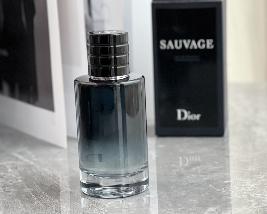 Original order quality
Nickname given by others: Scumbag ❤️Customs goods! One bottle, one code, scan the code! 100ml Dior Wilderness Homme Eau de Toilette is said to be one of the best-smelling men's fragrances! Depp's handsome man's own perfume - Dior Sauvage Men's Eau de Toilette asks you whether you sow grass or not, whether you are moved or not! The deep blue glass perfume bottle does not look like a wilderness but like the sea. ‼ A fresh and non-irritating men's fragrance, the top notes of lemon and pepper are a combination of coolness and spiciness. It feels different from the sinister and sexy feel of the male god. It is a relatively refreshing and gentle fragrance. The base note is a bit sweet, not feminine, but full of mature manly scent. People who like neutral fragrances will also like it. The scent of Dior Mineral Essence for Men is sprayed with wild beauty and rich layers of fragrance, which makes people fascinated by the sexy details in every gesture. The opening is slightly fresh and citrusy, which makes people feel calm and refreshing. It shows the male's sunshine vitality and impactful boyfriend power, followed by the heavy feeling brought by cedar and agarwood, which makes people feel at ease. The addition of Sri Lankan scent is the finishing touch. It strengthens and completes the overall fragrance, exudes an addictive warm frankincense, and finally slowly releases the oriental fragrance, making the whole scent smell gentle and unobtrusive, but very sexy. - Image 3