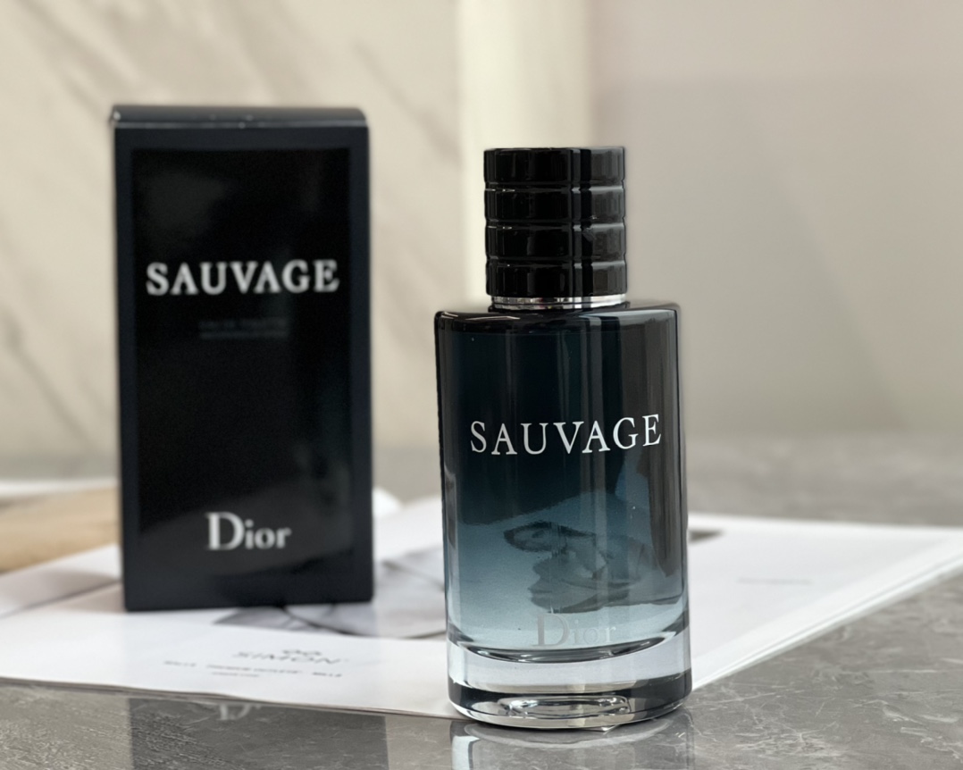 Original order quality
Nickname given by others: Scumbag ❤️Customs goods! One bottle, one code, scan the code! 100ml Dior Wilderness Homme Eau de Toilette is said to be one of the best-smelling men's fragrances! Depp's handsome man's own perfume - Dior Sauvage Men's Eau de Toilette asks you whether you sow grass or not, whether you are moved or not! The deep blue glass perfume bottle does not look like a wilderness but like the sea. ‼ A fresh and non-irritating men's fragrance, the top notes of lemon and pepper are a combination of coolness and spiciness. It feels different from the sinister and sexy feel of the male god. It is a relatively refreshing and gentle fragrance. The base note is a bit sweet, not feminine, but full of mature manly scent. People who like neutral fragrances will also like it. The scent of Dior Mineral Essence for Men is sprayed with wild beauty and rich layers of fragrance, which makes people fascinated by the sexy details in every gesture. The opening is slightly fresh and citrusy, which makes people feel calm and refreshing. It shows the male's sunshine vitality and impactful boyfriend power, followed by the heavy feeling brought by cedar and agarwood, which makes people feel at ease. The addition of Sri Lankan scent is the finishing touch. It strengthens and completes the overall fragrance, exudes an addictive warm frankincense, and finally slowly releases the oriental fragrance, making the whole scent smell gentle and unobtrusive, but very sexy. - Image 4