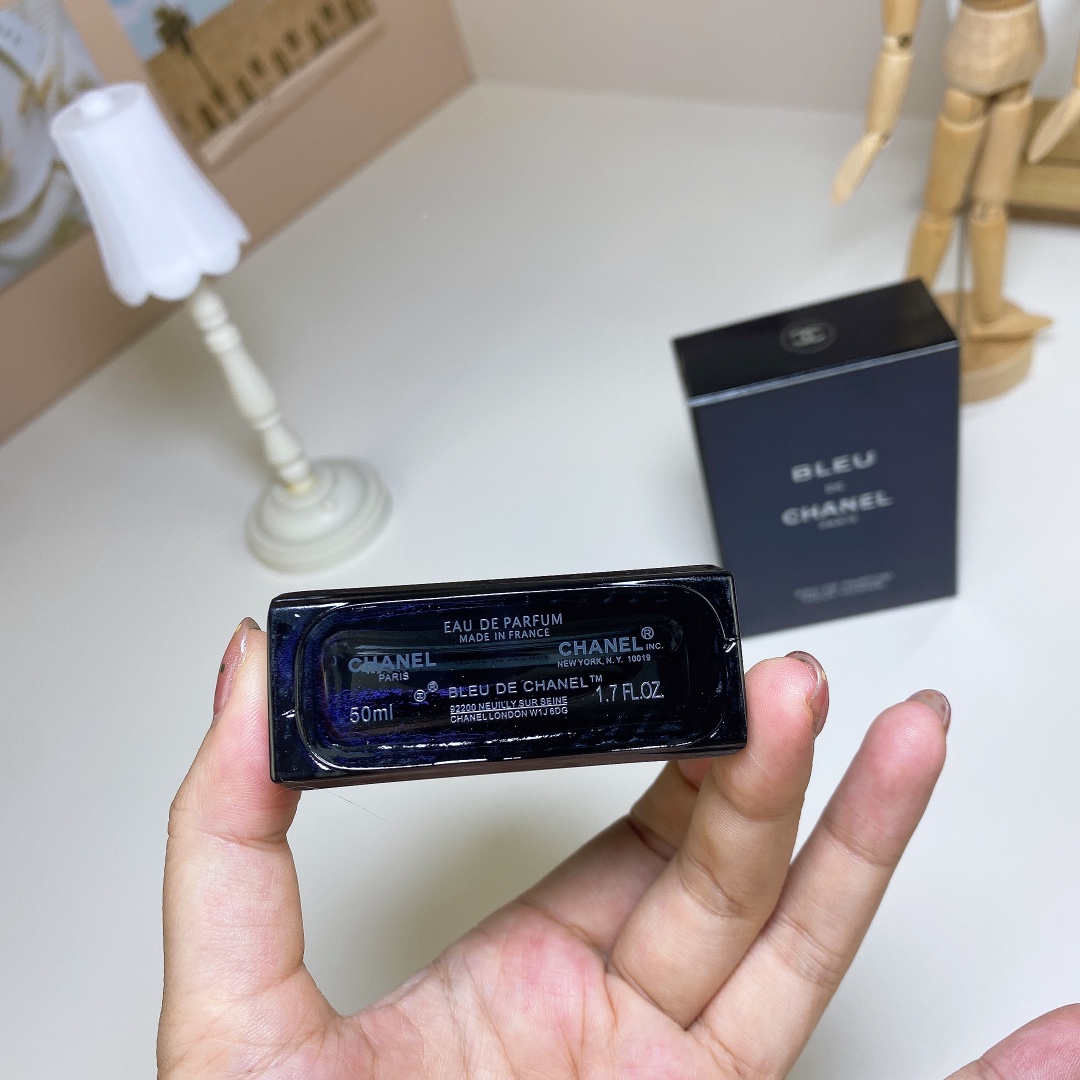 Top quality
Mingtong Edition Chanel Blue Intense 50ml
Chanel Bleu de Chanel Eau de Parfum,2014
Brand: Chanel
Perfumer: Jacques Polge
Properties: Men's fragrance
Fragrance: aromatic woody
Top Notes: Grapefruit Lemon Mint Pink Pepper Bergamot
coriander
Middle Notes: Ginger, Nutmeg, Jasmine Melon
Base note: incense, amber, cedar, sandalwood, patchouli
Amberwood Labdanum - Image 3