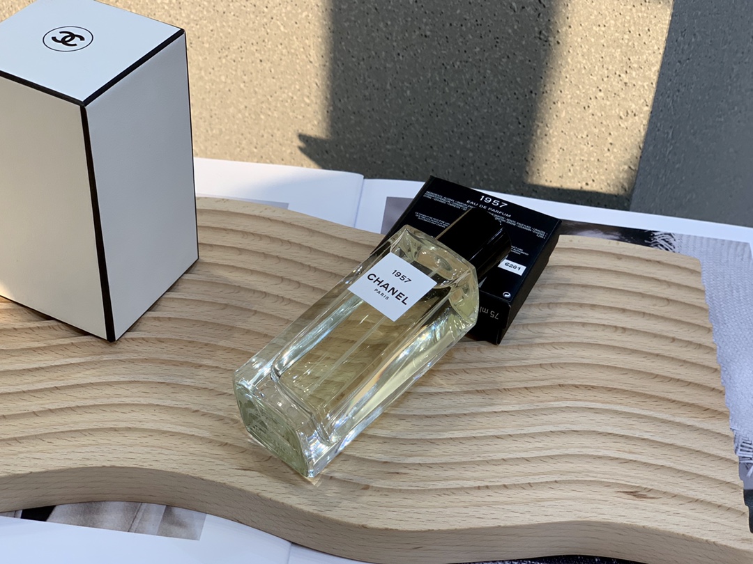 Original order quality
Chanel Collection Perfume #1957
Fragrance: Fougere
Top notes: pink pepper coriander musk
bergamot aldehyde
Middle Notes: Orange Blossom Musk Jasmine
Base note: vanilla honey musk cedar cashmere wood orris root
Properties: Neutral fragrance
❤️I want to describe it as a lady's fragrance but it's not accurate
Bergamot and white flowers with musk notes
The finish is strong with cedar.
Clean and soft but not charming or flattering
There's even a hint of rustiness
If I had to use one person to describe it
It should be Ms. Chanel herself - Image 3