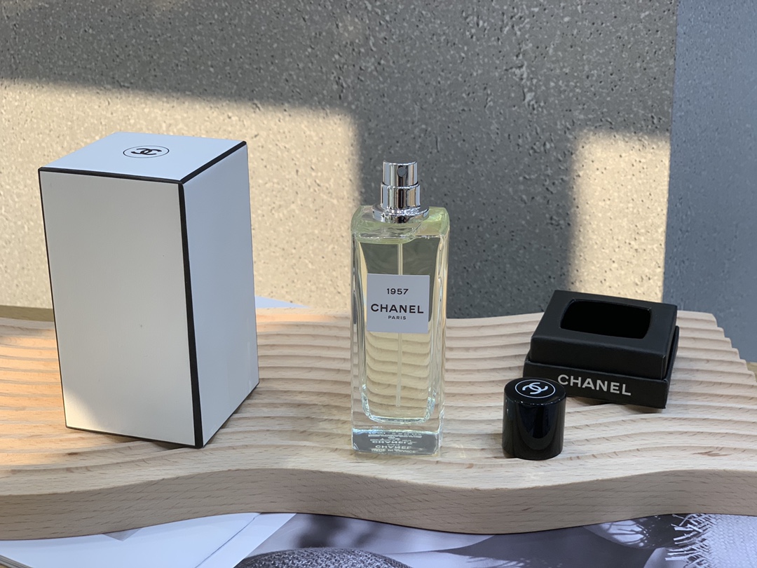 Original order quality
Chanel Collection Perfume #1957
Fragrance: Fougere
Top notes: pink pepper coriander musk
bergamot aldehyde
Middle Notes: Orange Blossom Musk Jasmine
Base note: vanilla honey musk cedar cashmere wood orris root
Properties: Neutral fragrance
❤️I want to describe it as a lady's fragrance but it's not accurate
Bergamot and white flowers with musk notes
The finish is strong with cedar.
Clean and soft but not charming or flattering
There's even a hint of rustiness
If I had to use one person to describe it
It should be Ms. Chanel herself - Image 4