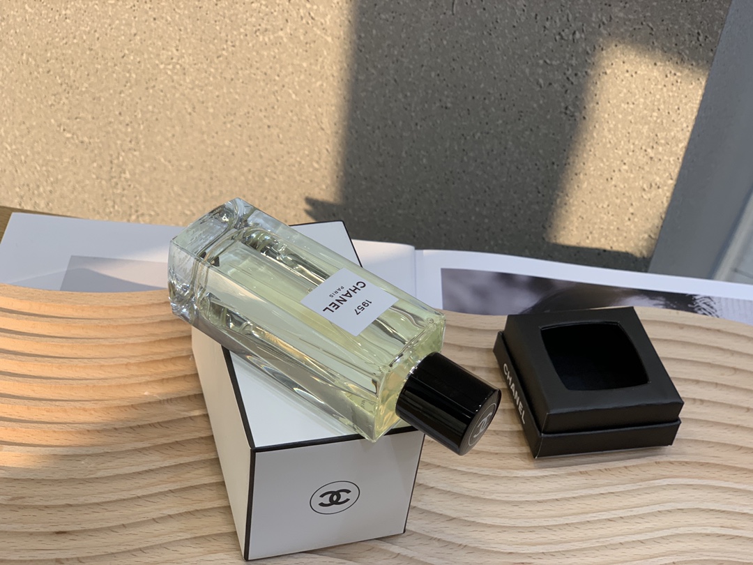 Original order quality
Chanel Collection Perfume #1957
Fragrance: Fougere
Top notes: pink pepper coriander musk
bergamot aldehyde
Middle Notes: Orange Blossom Musk Jasmine
Base note: vanilla honey musk cedar cashmere wood orris root
Properties: Neutral fragrance
❤️I want to describe it as a lady's fragrance but it's not accurate
Bergamot and white flowers with musk notes
The finish is strong with cedar.
Clean and soft but not charming or flattering
There's even a hint of rustiness
If I had to use one person to describe it
It should be Ms. Chanel herself - Image 5