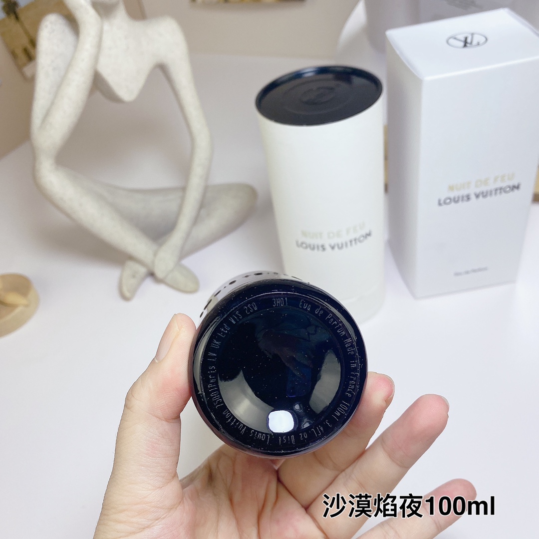 Quality
LV Perfume 2020 Middle East Limited Nuit De Feu Fire Night Desert Flame Night 100ml
Agarwood leather fragrance
Oriental mysterious fragrance
Also available for men and women
As the night falls, deep in the sand dunes, the incense lingers, refreshing the soul. Master perfumer Jacques Cavallier Belletrud drew inspiration from this and presented a timeless fragrance that celebrates the sacred incense that has been revered by different cultures since ancient times. The deep sensibility of burning incense creates the classic main theme of Nuit de Feu perfume. It is blended and sublimated with the essence of three fragrances. It is exclusively infused with the aroma of natural leather, combined with the rich musk and the legendary agarwood volume, to compose a fragrance symphony containing world history. - Image 4