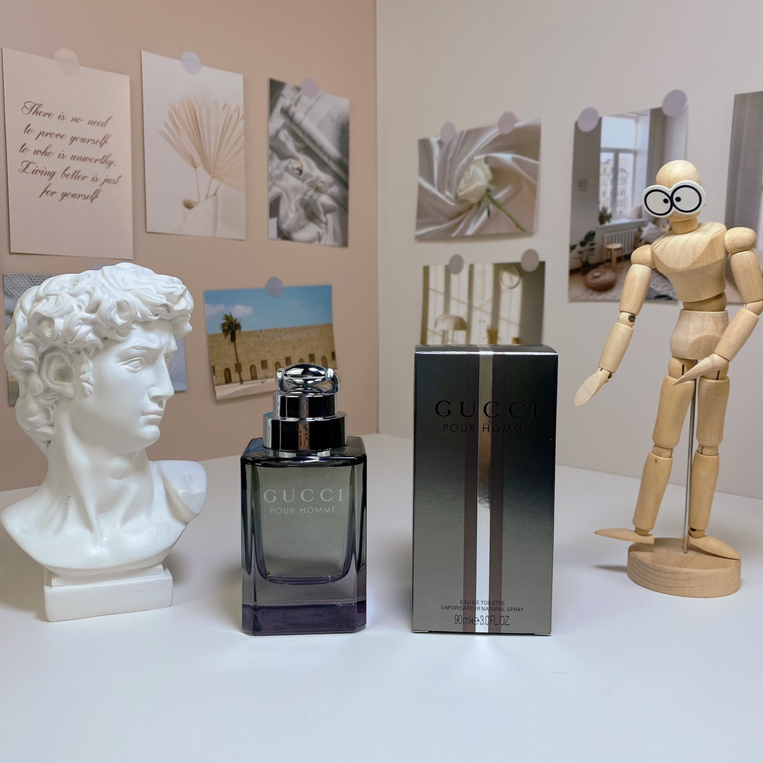 Gucci Gucci's classic men's eau de toilette of the same name has a fresh and long-lasting woody fragrance for men. 90ml‣Gucci's classic men's eau de toilette of the same name has a tree fragrance. I have always been more fond of men's fragrances. How can I not like such a classic men's fragrance? Fragrance: woody citrus fragrance with a touch of tobacco and a very comfortable footnote. : Bergamot, Mandarin Moss, Watermelon Ketone, Black Pepper. Middle Notes: Cypress, Violet, Jasmine, Nutmeg. Base Notes: Aroma Tree, Cedar Wood, Patchouli, Amber. The design of the bottle is low-key and classy. I haven’t sprayed it a few times since I bought it. Personally, I think it’s more suitable for autumn and winter. When the fragrance lasts into the evening, it still has a light fragrance. The tail notes are getting better and better.