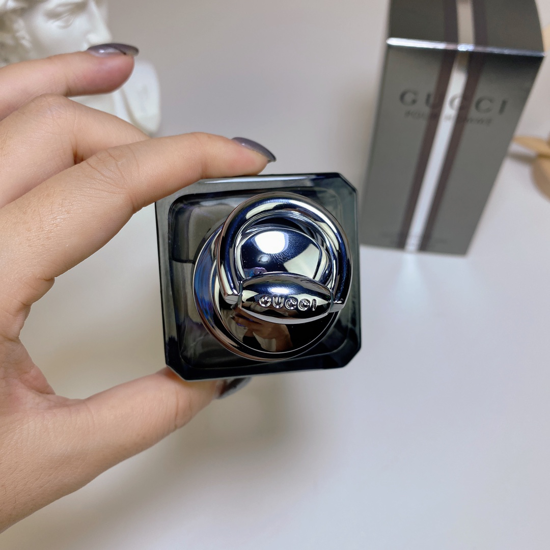 Gucci Gucci's classic men's eau de toilette of the same name has a fresh and long-lasting woody fragrance for men. 90ml‣Gucci's classic men's eau de toilette of the same name has a tree fragrance. I have always been more fond of men's fragrances. How can I not like such a classic men's fragrance? Fragrance: woody citrus fragrance with a touch of tobacco and a very comfortable footnote. : Bergamot, Mandarin Moss, Watermelon Ketone, Black Pepper. Middle Notes: Cypress, Violet, Jasmine, Nutmeg. Base Notes: Aroma Tree, Cedar Wood, Patchouli, Amber. The design of the bottle is low-key and classy. I haven’t sprayed it a few times since I bought it. Personally, I think it’s more suitable for autumn and winter. When the fragrance lasts into the evening, it still has a light fragrance. The tail notes are getting better and better. - Image 3