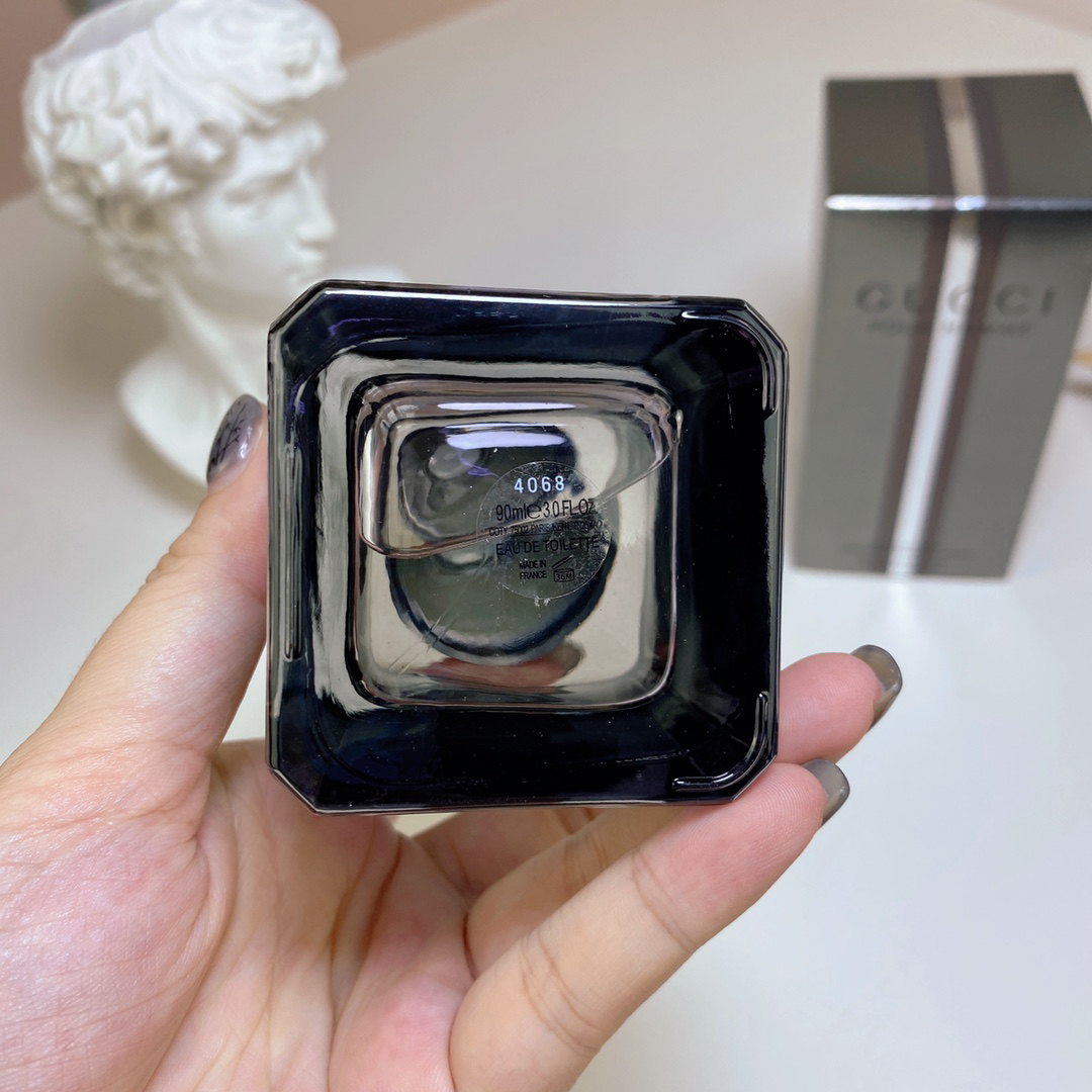 Gucci Gucci's classic men's eau de toilette of the same name has a fresh and long-lasting woody fragrance for men. 90ml‣Gucci's classic men's eau de toilette of the same name has a tree fragrance. I have always been more fond of men's fragrances. How can I not like such a classic men's fragrance? Fragrance: woody citrus fragrance with a touch of tobacco and a very comfortable footnote. : Bergamot, Mandarin Moss, Watermelon Ketone, Black Pepper. Middle Notes: Cypress, Violet, Jasmine, Nutmeg. Base Notes: Aroma Tree, Cedar Wood, Patchouli, Amber. The design of the bottle is low-key and classy. I haven’t sprayed it a few times since I bought it. Personally, I think it’s more suitable for autumn and winter. When the fragrance lasts into the evening, it still has a light fragrance. The tail notes are getting better and better. - Image 4