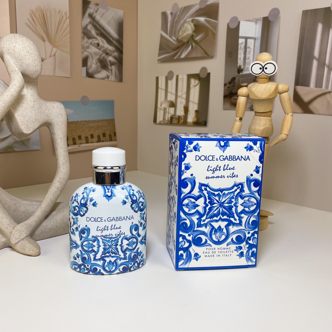 High quality
DG Dolce & Gabbana light blue blue and white porcelain men's eau de toilette 100ml!