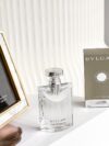 Original order quality
Bvlgari Darjeeling Tea Original 100ml! 🍵Liu Haoran and Wu Lei’s same men’s fragrance🧜🏻‍♂️
It is well deserved to say that he is a "boyfriend sweet"!
Just spray it on your wrist, and what hits your nose👃 is the strong smell of tobacco! It’s like the plot of a domineering president👔 falling in love with me, domineering, coercive, and wanting to take girls as his own.
As time goes by, the smell of tobacco gradually fades away and turns into a warm feeling. It is like a refreshing young man who has just washed himself under the sun and smiles at you, filled with warm love, cleanness and warmth!
The base note of this product makes the fragrance come and go, with a full sense of high-end! The feeling is just two words: comfortable! If a girl smells this scent, she will definitely fall in love with that boy! Domineering yet gentle.
You are like my warm, cold beer.
A dream that smells like sunshine day after day.
Top notes: aldehyde, lavender, orange, tea, nutmeg, bergamot, orange blossom
Middle notes: cyclamen, coriander, carnation, iris, pepper, guaiac wood
Base note: Lingling, tonka bean, amber, musk, oak, moss, root grass, cedar
Properties: Men's fragrance.