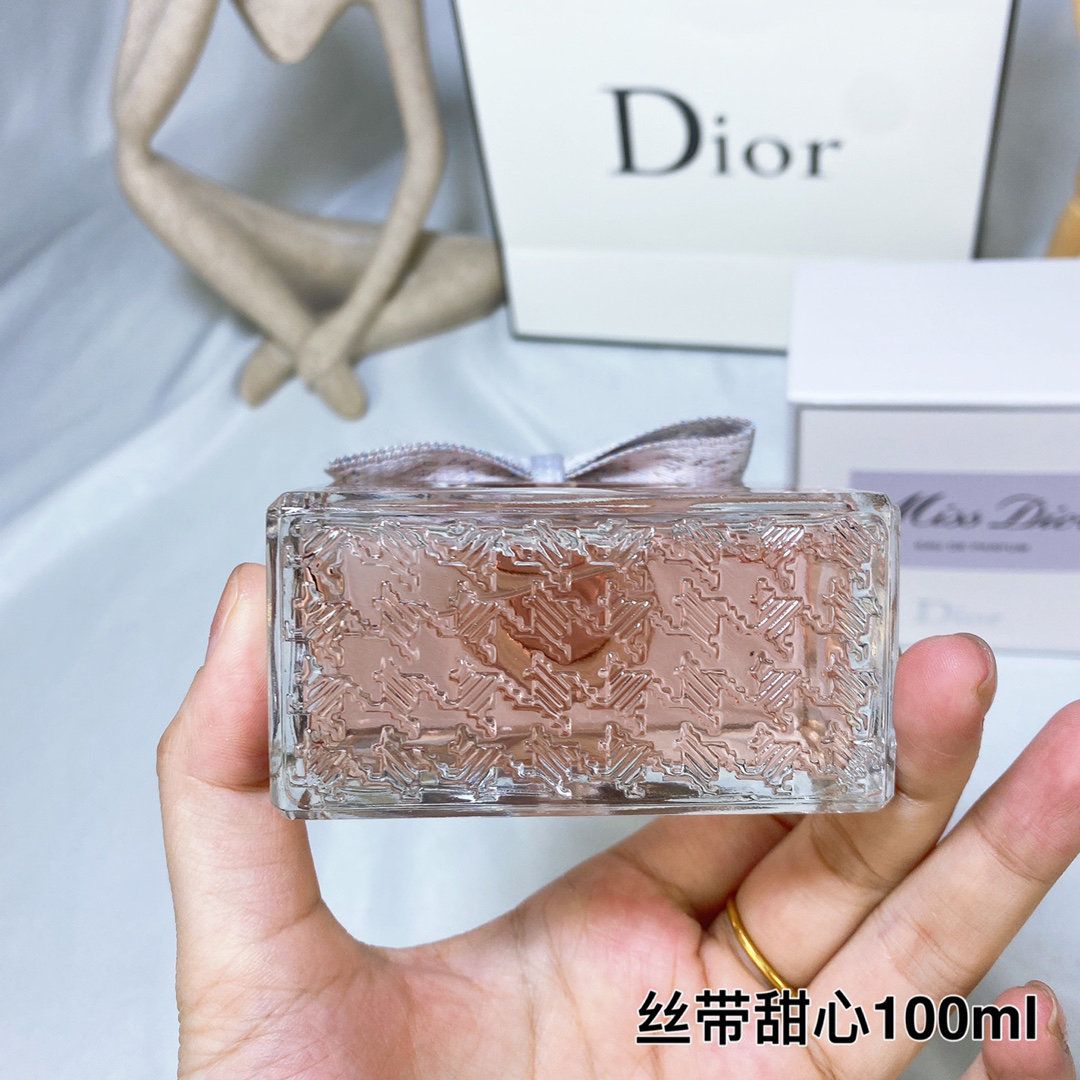 Dior’s new Ribbon Sweetheart Eau de Parfum 100ml
🔜 Quality❗️571456# Ribbon Sweetheart 100ml
🔻New Dior Dior MissDior Dior Haute Couture Dress Ribbon Sweetheart Miss Women's Perfume 100ml
Top notes: Italian citrus essence
Middle Note: Double Jasmine Absolute
Base note: Indonesian patchouli essence - Image 3