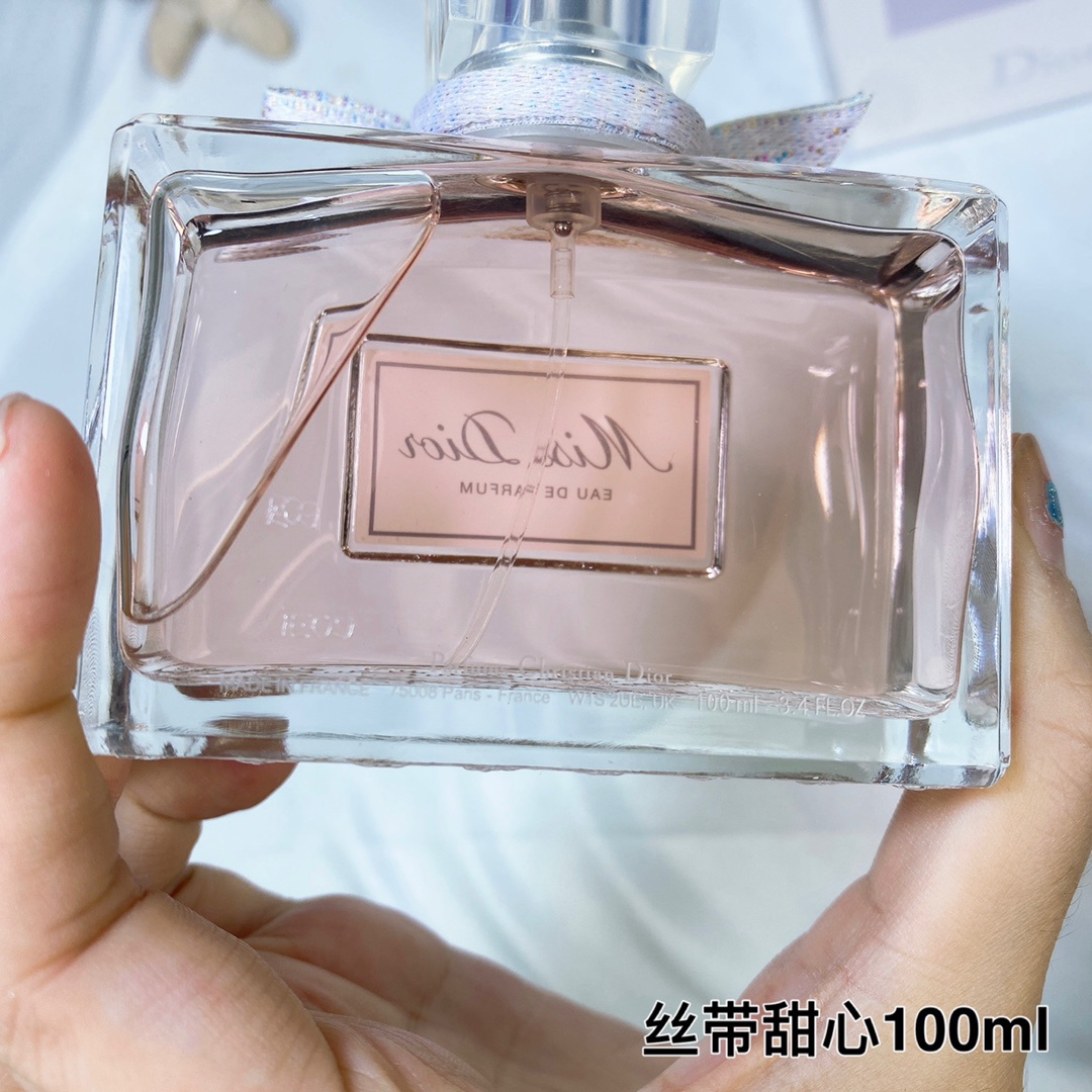 Dior’s new Ribbon Sweetheart Eau de Parfum 100ml
🔜 Quality❗️571456# Ribbon Sweetheart 100ml
🔻New Dior Dior MissDior Dior Haute Couture Dress Ribbon Sweetheart Miss Women's Perfume 100ml
Top notes: Italian citrus essence
Middle Note: Double Jasmine Absolute
Base note: Indonesian patchouli essence - Image 4