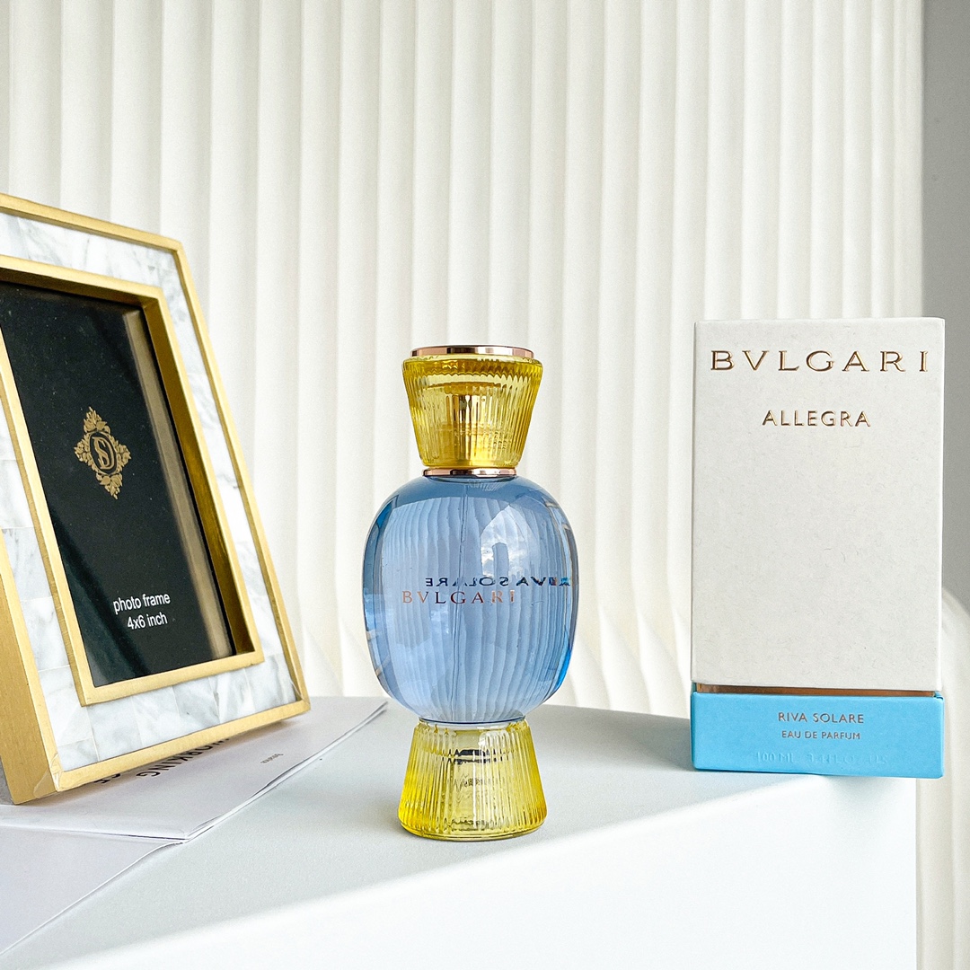 Original order
Bvlgari RIVA SOLARE gave me:
The slightly sour green wind softens the coastline and sparkles the waves.
Reflecting the unique citrus scent of the Italian island, it seems like bergamot has turned into dust, combined with orange blossom to create a clear sunny texture, and the sweet and sour fragrance breaks into the tip of the nose. Until the weather is calm, it finally turns into a misty, elegant and noble fragrance on the skin.
It reflects a dreamy scene, as if the bubble has been burst and it has not escaped from the illusory dream - a clear and moderately sweet and sour "sea salt lemon plus delicate body fragrance".
The most amazing thing about this fragrance is that it creates a very appropriate beauty based on its well-balanced structure.
The combination of bergamot and orange blossom is easy to fall into the cliché, but Bulgari Fragrance invites masters to handle it exquisitely, making this one effortlessly high-end, and presenting the style of the Italian island in front of the perfume user.
And it can be used by both men and women, regardless of gender.
At the same time, if you can combine it with Bulgari Magnifying Vanilla, you can create a different style.
When the bright sun is combined with the vanilla fragrance, the body fragrance is instantly strengthened at the end, and the exotic style of the island is highlighted. A cool and comfortable "Ocean Lemon" is turned into "Ocean Lemon Vanilla Ice Cream", which can relieve inflammation in the hot summer and add a delicate touch. In such a romance dominated by blue and green, a little pink is added, how amazing!
This series currently consists of five models full of Italian style for women and five models of high-purity essences. The combined changes of the two produce different effects on each person's body, so as to achieve the possibility of "blooming personality, changing styles, and transforming emotions".
Such a ‘meld of fragrance’ allows everyone to be their own perfumer.
The classic cabochon-cut shape of Bvlgari colored gemstones draws inspiration from Roman architecture, converging into the graceful, smooth and dazzling review design that you can see in front of you. The colors are bright and bold, perhaps this comes from the passion of the Italian brand.
In terms of materials, transparent glass is also used in combination with colors to make it appear transparent, so the Yueheng Ceremony series is also named "Colored Treasure Bottle". The essence series is made of pure white ceramic material and is called "white treasure bottle."
At the same time, 80% of the external packaging materials of this series are made of recycled materials and recycled materials, which implements the brand's sustainable concept. Combined with its carefully selected materials, this series under Bulgari can really be called a "body gem" - not only the brilliance of the sun, but also the liberation of people's hearts to the sun. Go to the official 🐱 store to feel the "romance" that Bulgari offers to everyone, and interpret love for the people you love on the upcoming 520.