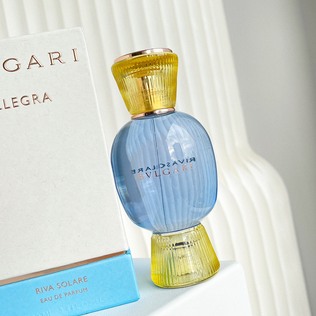 Original order
Bvlgari RIVA SOLARE gave me:
The slightly sour green wind softens the coastline and sparkles the waves.
Reflecting the unique citrus scent of the Italian island, it seems like bergamot has turned into dust, combined with orange blossom to create a clear sunny texture, and the sweet and sour fragrance breaks into the tip of the nose. Until the weather is calm, it finally turns into a misty, elegant and noble fragrance on the skin.
It reflects a dreamy scene, as if the bubble has been burst and it has not escaped from the illusory dream - a clear and moderately sweet and sour "sea salt lemon plus delicate body fragrance".
The most amazing thing about this fragrance is that it creates a very appropriate beauty based on its well-balanced structure.
The combination of bergamot and orange blossom is easy to fall into the cliché, but Bulgari Fragrance invites masters to handle it exquisitely, making this one effortlessly high-end, and presenting the style of the Italian island in front of the perfume user.
And it can be used by both men and women, regardless of gender.
At the same time, if you can combine it with Bulgari Magnifying Vanilla, you can create a different style.
When the bright sun is combined with the vanilla fragrance, the body fragrance is instantly strengthened at the end, and the exotic style of the island is highlighted. A cool and comfortable "Ocean Lemon" is turned into "Ocean Lemon Vanilla Ice Cream", which can relieve inflammation in the hot summer and add a delicate touch. In such a romance dominated by blue and green, a little pink is added, how amazing!
This series currently consists of five models full of Italian style for women and five models of high-purity essences. The combined changes of the two produce different effects on each person's body, so as to achieve the possibility of "blooming personality, changing styles, and transforming emotions".
Such a ‘meld of fragrance’ allows everyone to be their own perfumer.
The classic cabochon-cut shape of Bvlgari colored gemstones draws inspiration from Roman architecture, converging into the graceful, smooth and dazzling review design that you can see in front of you. The colors are bright and bold, perhaps this comes from the passion of the Italian brand.
In terms of materials, transparent glass is also used in combination with colors to make it appear transparent, so the Yueheng Ceremony series is also named "Colored Treasure Bottle". The essence series is made of pure white ceramic material and is called "white treasure bottle."
At the same time, 80% of the external packaging materials of this series are made of recycled materials and recycled materials, which implements the brand's sustainable concept. Combined with its carefully selected materials, this series under Bulgari can really be called a "body gem" - not only the brilliance of the sun, but also the liberation of people's hearts to the sun. Go to the official 🐱 store to feel the "romance" that Bulgari offers to everyone, and interpret love for the people you love on the upcoming 520. - Image 2