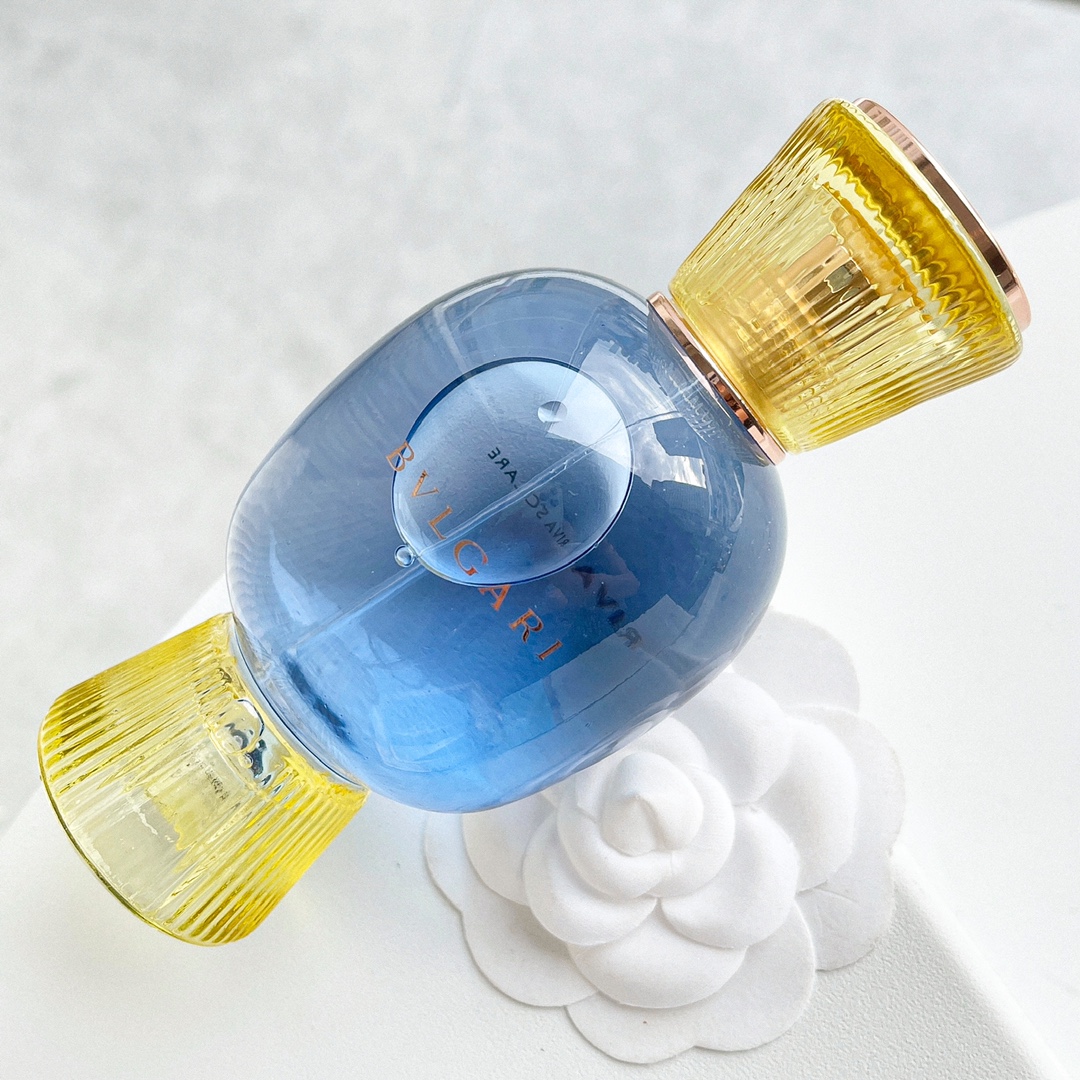 Original order
Bvlgari RIVA SOLARE gave me:
The slightly sour green wind softens the coastline and sparkles the waves.
Reflecting the unique citrus scent of the Italian island, it seems like bergamot has turned into dust, combined with orange blossom to create a clear sunny texture, and the sweet and sour fragrance breaks into the tip of the nose. Until the weather is calm, it finally turns into a misty, elegant and noble fragrance on the skin.
It reflects a dreamy scene, as if the bubble has been burst and it has not escaped from the illusory dream - a clear and moderately sweet and sour "sea salt lemon plus delicate body fragrance".
The most amazing thing about this fragrance is that it creates a very appropriate beauty based on its well-balanced structure.
The combination of bergamot and orange blossom is easy to fall into the cliché, but Bulgari Fragrance invites masters to handle it exquisitely, making this one effortlessly high-end, and presenting the style of the Italian island in front of the perfume user.
And it can be used by both men and women, regardless of gender.
At the same time, if you can combine it with Bulgari Magnifying Vanilla, you can create a different style.
When the bright sun is combined with the vanilla fragrance, the body fragrance is instantly strengthened at the end, and the exotic style of the island is highlighted. A cool and comfortable "Ocean Lemon" is turned into "Ocean Lemon Vanilla Ice Cream", which can relieve inflammation in the hot summer and add a delicate touch. In such a romance dominated by blue and green, a little pink is added, how amazing!
This series currently consists of five models full of Italian style for women and five models of high-purity essences. The combined changes of the two produce different effects on each person's body, so as to achieve the possibility of "blooming personality, changing styles, and transforming emotions".
Such a ‘meld of fragrance’ allows everyone to be their own perfumer.
The classic cabochon-cut shape of Bvlgari colored gemstones draws inspiration from Roman architecture, converging into the graceful, smooth and dazzling review design that you can see in front of you. The colors are bright and bold, perhaps this comes from the passion of the Italian brand.
In terms of materials, transparent glass is also used in combination with colors to make it appear transparent, so the Yueheng Ceremony series is also named "Colored Treasure Bottle". The essence series is made of pure white ceramic material and is called "white treasure bottle."
At the same time, 80% of the external packaging materials of this series are made of recycled materials and recycled materials, which implements the brand's sustainable concept. Combined with its carefully selected materials, this series under Bulgari can really be called a "body gem" - not only the brilliance of the sun, but also the liberation of people's hearts to the sun. Go to the official 🐱 store to feel the "romance" that Bulgari offers to everyone, and interpret love for the people you love on the upcoming 520. - Image 3