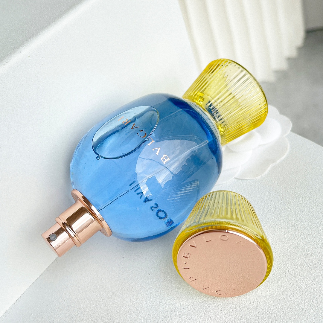 Original order
Bvlgari RIVA SOLARE gave me:
The slightly sour green wind softens the coastline and sparkles the waves.
Reflecting the unique citrus scent of the Italian island, it seems like bergamot has turned into dust, combined with orange blossom to create a clear sunny texture, and the sweet and sour fragrance breaks into the tip of the nose. Until the weather is calm, it finally turns into a misty, elegant and noble fragrance on the skin.
It reflects a dreamy scene, as if the bubble has been burst and it has not escaped from the illusory dream - a clear and moderately sweet and sour "sea salt lemon plus delicate body fragrance".
The most amazing thing about this fragrance is that it creates a very appropriate beauty based on its well-balanced structure.
The combination of bergamot and orange blossom is easy to fall into the cliché, but Bulgari Fragrance invites masters to handle it exquisitely, making this one effortlessly high-end, and presenting the style of the Italian island in front of the perfume user.
And it can be used by both men and women, regardless of gender.
At the same time, if you can combine it with Bulgari Magnifying Vanilla, you can create a different style.
When the bright sun is combined with the vanilla fragrance, the body fragrance is instantly strengthened at the end, and the exotic style of the island is highlighted. A cool and comfortable "Ocean Lemon" is turned into "Ocean Lemon Vanilla Ice Cream", which can relieve inflammation in the hot summer and add a delicate touch. In such a romance dominated by blue and green, a little pink is added, how amazing!
This series currently consists of five models full of Italian style for women and five models of high-purity essences. The combined changes of the two produce different effects on each person's body, so as to achieve the possibility of "blooming personality, changing styles, and transforming emotions".
Such a ‘meld of fragrance’ allows everyone to be their own perfumer.
The classic cabochon-cut shape of Bvlgari colored gemstones draws inspiration from Roman architecture, converging into the graceful, smooth and dazzling review design that you can see in front of you. The colors are bright and bold, perhaps this comes from the passion of the Italian brand.
In terms of materials, transparent glass is also used in combination with colors to make it appear transparent, so the Yueheng Ceremony series is also named "Colored Treasure Bottle". The essence series is made of pure white ceramic material and is called "white treasure bottle."
At the same time, 80% of the external packaging materials of this series are made of recycled materials and recycled materials, which implements the brand's sustainable concept. Combined with its carefully selected materials, this series under Bulgari can really be called a "body gem" - not only the brilliance of the sun, but also the liberation of people's hearts to the sun. Go to the official 🐱 store to feel the "romance" that Bulgari offers to everyone, and interpret love for the people you love on the upcoming 520. - Image 4