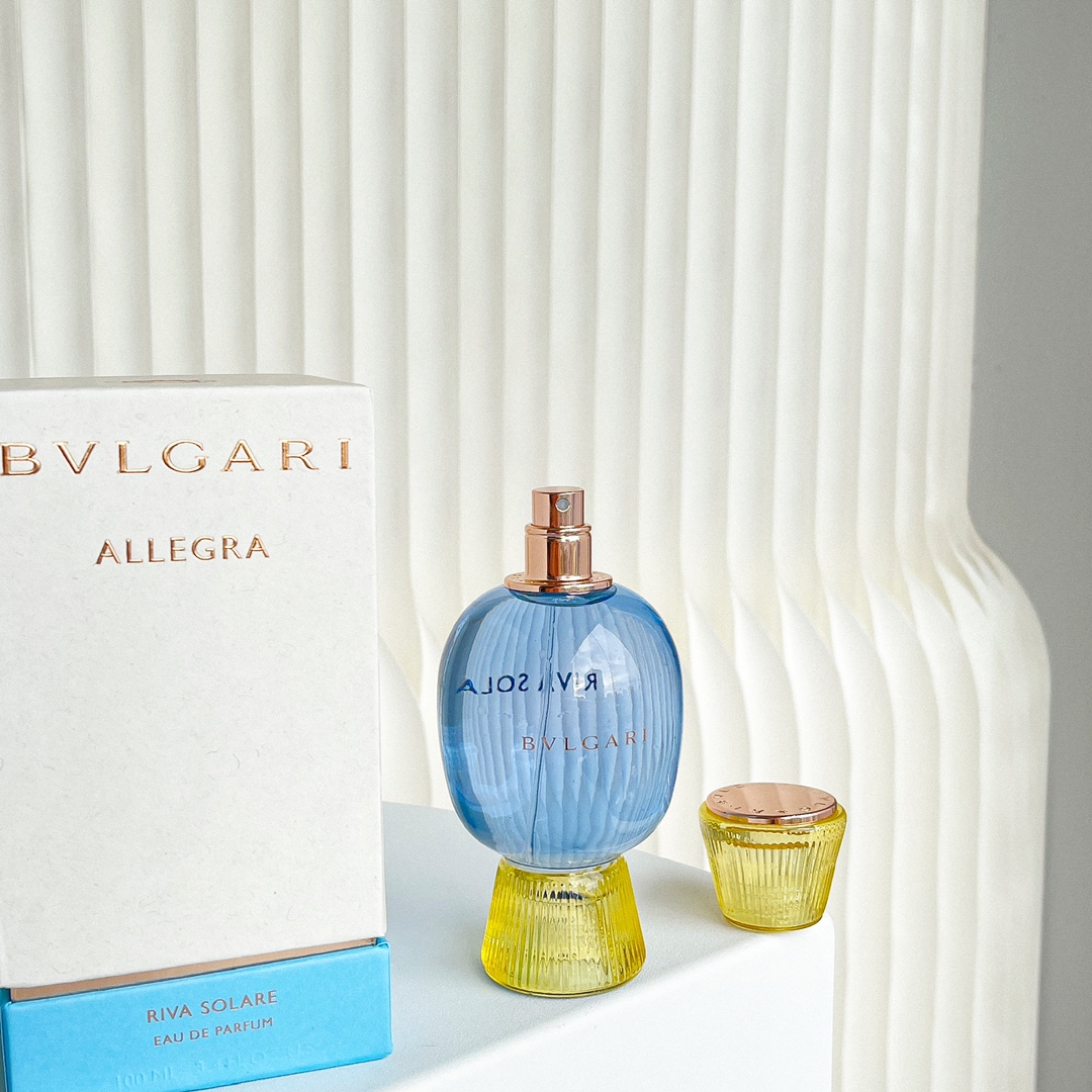 Original order
Bvlgari RIVA SOLARE gave me:
The slightly sour green wind softens the coastline and sparkles the waves.
Reflecting the unique citrus scent of the Italian island, it seems like bergamot has turned into dust, combined with orange blossom to create a clear sunny texture, and the sweet and sour fragrance breaks into the tip of the nose. Until the weather is calm, it finally turns into a misty, elegant and noble fragrance on the skin.
It reflects a dreamy scene, as if the bubble has been burst and it has not escaped from the illusory dream - a clear and moderately sweet and sour "sea salt lemon plus delicate body fragrance".
The most amazing thing about this fragrance is that it creates a very appropriate beauty based on its well-balanced structure.
The combination of bergamot and orange blossom is easy to fall into the cliché, but Bulgari Fragrance invites masters to handle it exquisitely, making this one effortlessly high-end, and presenting the style of the Italian island in front of the perfume user.
And it can be used by both men and women, regardless of gender.
At the same time, if you can combine it with Bulgari Magnifying Vanilla, you can create a different style.
When the bright sun is combined with the vanilla fragrance, the body fragrance is instantly strengthened at the end, and the exotic style of the island is highlighted. A cool and comfortable "Ocean Lemon" is turned into "Ocean Lemon Vanilla Ice Cream", which can relieve inflammation in the hot summer and add a delicate touch. In such a romance dominated by blue and green, a little pink is added, how amazing!
This series currently consists of five models full of Italian style for women and five models of high-purity essences. The combined changes of the two produce different effects on each person's body, so as to achieve the possibility of "blooming personality, changing styles, and transforming emotions".
Such a ‘meld of fragrance’ allows everyone to be their own perfumer.
The classic cabochon-cut shape of Bvlgari colored gemstones draws inspiration from Roman architecture, converging into the graceful, smooth and dazzling review design that you can see in front of you. The colors are bright and bold, perhaps this comes from the passion of the Italian brand.
In terms of materials, transparent glass is also used in combination with colors to make it appear transparent, so the Yueheng Ceremony series is also named "Colored Treasure Bottle". The essence series is made of pure white ceramic material and is called "white treasure bottle."
At the same time, 80% of the external packaging materials of this series are made of recycled materials and recycled materials, which implements the brand's sustainable concept. Combined with its carefully selected materials, this series under Bulgari can really be called a "body gem" - not only the brilliance of the sun, but also the liberation of people's hearts to the sun. Go to the official 🐱 store to feel the "romance" that Bulgari offers to everyone, and interpret love for the people you love on the upcoming 520. - Image 5