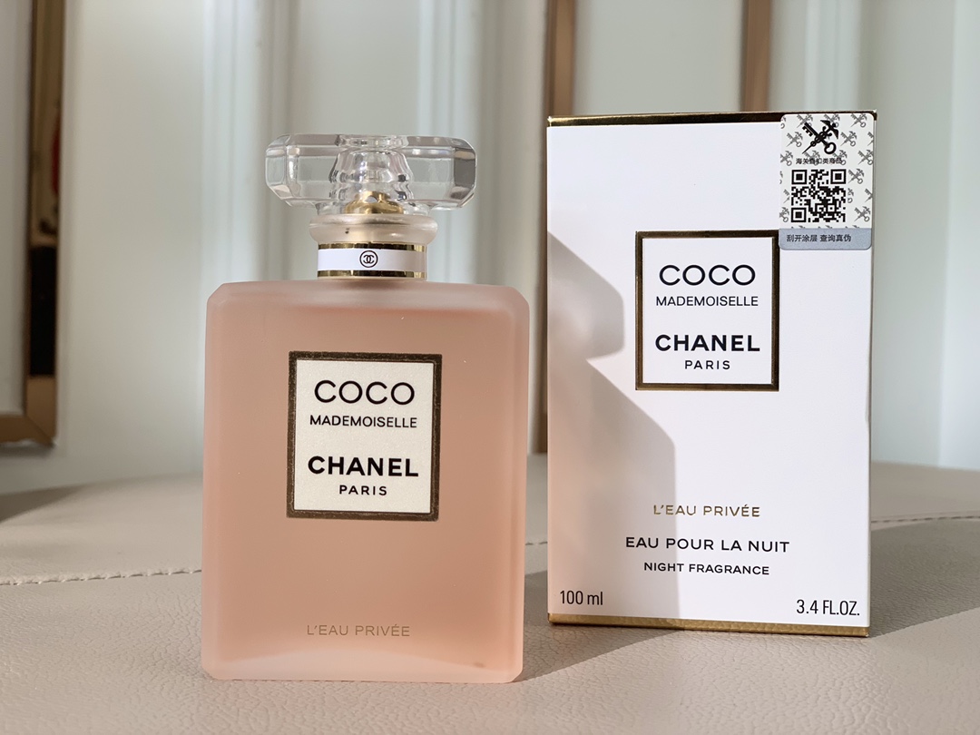 Original order quality
Chanel Frosted CoCo Fragrance: Floral, Floral and Fruity, Woody, Oriental, Amber, Mixed Fragrance
Perfume classification: Eau de Toilette EDT
Coco Mademoiselle presents fresh and sensual oriental notes. Fresh and energizing citrus instantly awakens the senses. The main tones of rose and jasmine are sensual and clear. Pure aromas of patchouli and vetiver gradually reveal themselves, emphasizing the fragrance's softness. For the first time, Olivier Polge gives the Coco Mademoiselle perfume series a refreshing and elegant fragrance interpretation, allowing the soft and charming fragrance to accompany you everywhere. The soft floral scent of jasmine essential oil intertwined with rose petals reveals the graceful softness of musk.
Sisters who like light fragrance must not miss this one. Try it and you will definitely buy this light fragrance! ! !