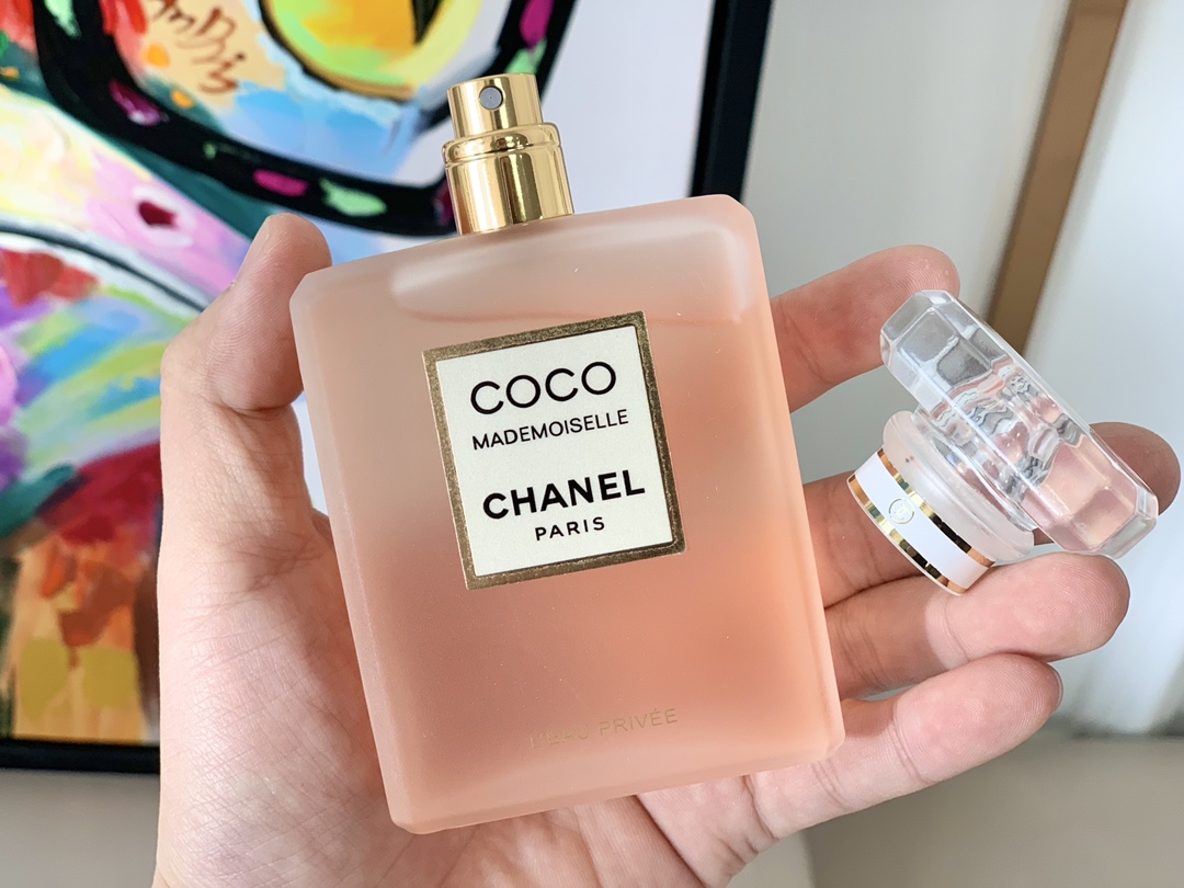 Original order quality
Chanel Frosted CoCo Fragrance: Floral, Floral and Fruity, Woody, Oriental, Amber, Mixed Fragrance
Perfume classification: Eau de Toilette EDT
Coco Mademoiselle presents fresh and sensual oriental notes. Fresh and energizing citrus instantly awakens the senses. The main tones of rose and jasmine are sensual and clear. Pure aromas of patchouli and vetiver gradually reveal themselves, emphasizing the fragrance's softness. For the first time, Olivier Polge gives the Coco Mademoiselle perfume series a refreshing and elegant fragrance interpretation, allowing the soft and charming fragrance to accompany you everywhere. The soft floral scent of jasmine essential oil intertwined with rose petals reveals the graceful softness of musk.
Sisters who like light fragrance must not miss this one. Try it and you will definitely buy this light fragrance! ! ! - Image 2