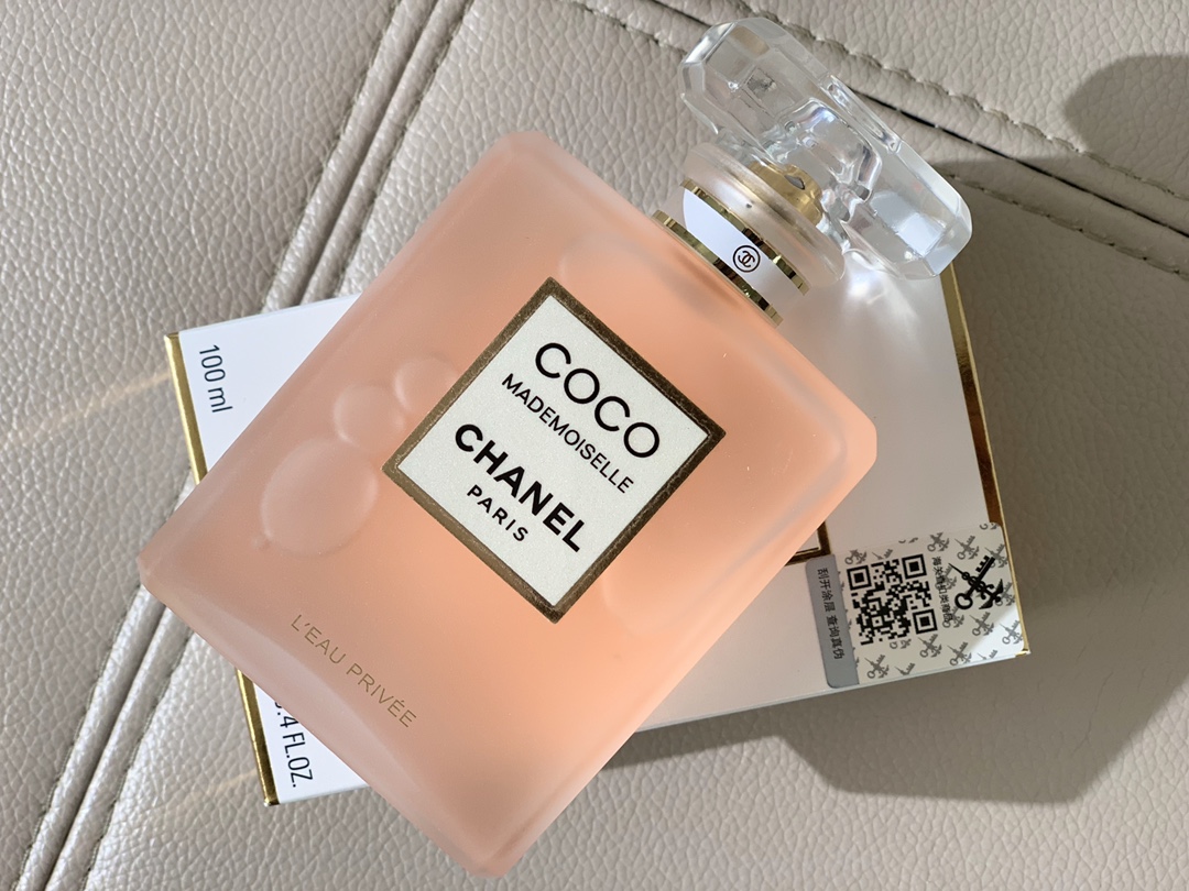 Original order quality
Chanel Frosted CoCo Fragrance: Floral, Floral and Fruity, Woody, Oriental, Amber, Mixed Fragrance
Perfume classification: Eau de Toilette EDT
Coco Mademoiselle presents fresh and sensual oriental notes. Fresh and energizing citrus instantly awakens the senses. The main tones of rose and jasmine are sensual and clear. Pure aromas of patchouli and vetiver gradually reveal themselves, emphasizing the fragrance's softness. For the first time, Olivier Polge gives the Coco Mademoiselle perfume series a refreshing and elegant fragrance interpretation, allowing the soft and charming fragrance to accompany you everywhere. The soft floral scent of jasmine essential oil intertwined with rose petals reveals the graceful softness of musk.
Sisters who like light fragrance must not miss this one. Try it and you will definitely buy this light fragrance! ! ! - Image 3