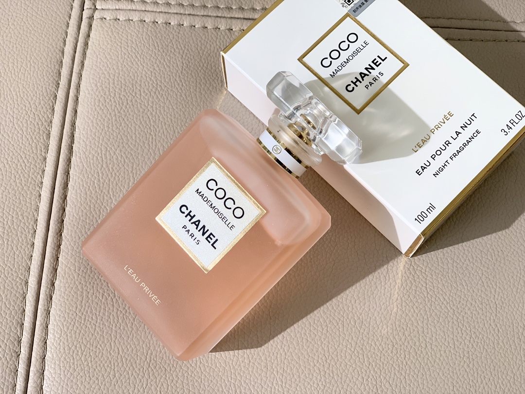 Original order quality
Chanel Frosted CoCo Fragrance: Floral, Floral and Fruity, Woody, Oriental, Amber, Mixed Fragrance
Perfume classification: Eau de Toilette EDT
Coco Mademoiselle presents fresh and sensual oriental notes. Fresh and energizing citrus instantly awakens the senses. The main tones of rose and jasmine are sensual and clear. Pure aromas of patchouli and vetiver gradually reveal themselves, emphasizing the fragrance's softness. For the first time, Olivier Polge gives the Coco Mademoiselle perfume series a refreshing and elegant fragrance interpretation, allowing the soft and charming fragrance to accompany you everywhere. The soft floral scent of jasmine essential oil intertwined with rose petals reveals the graceful softness of musk.
Sisters who like light fragrance must not miss this one. Try it and you will definitely buy this light fragrance! ! ! - Image 4