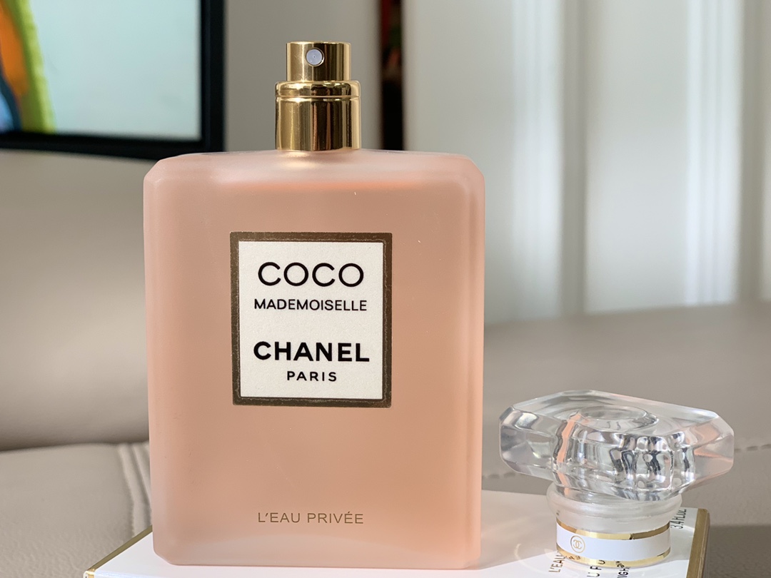 Original order quality
Chanel Frosted CoCo Fragrance: Floral, Floral and Fruity, Woody, Oriental, Amber, Mixed Fragrance
Perfume classification: Eau de Toilette EDT
Coco Mademoiselle presents fresh and sensual oriental notes. Fresh and energizing citrus instantly awakens the senses. The main tones of rose and jasmine are sensual and clear. Pure aromas of patchouli and vetiver gradually reveal themselves, emphasizing the fragrance's softness. For the first time, Olivier Polge gives the Coco Mademoiselle perfume series a refreshing and elegant fragrance interpretation, allowing the soft and charming fragrance to accompany you everywhere. The soft floral scent of jasmine essential oil intertwined with rose petals reveals the graceful softness of musk.
Sisters who like light fragrance must not miss this one. Try it and you will definitely buy this light fragrance! ! ! - Image 5