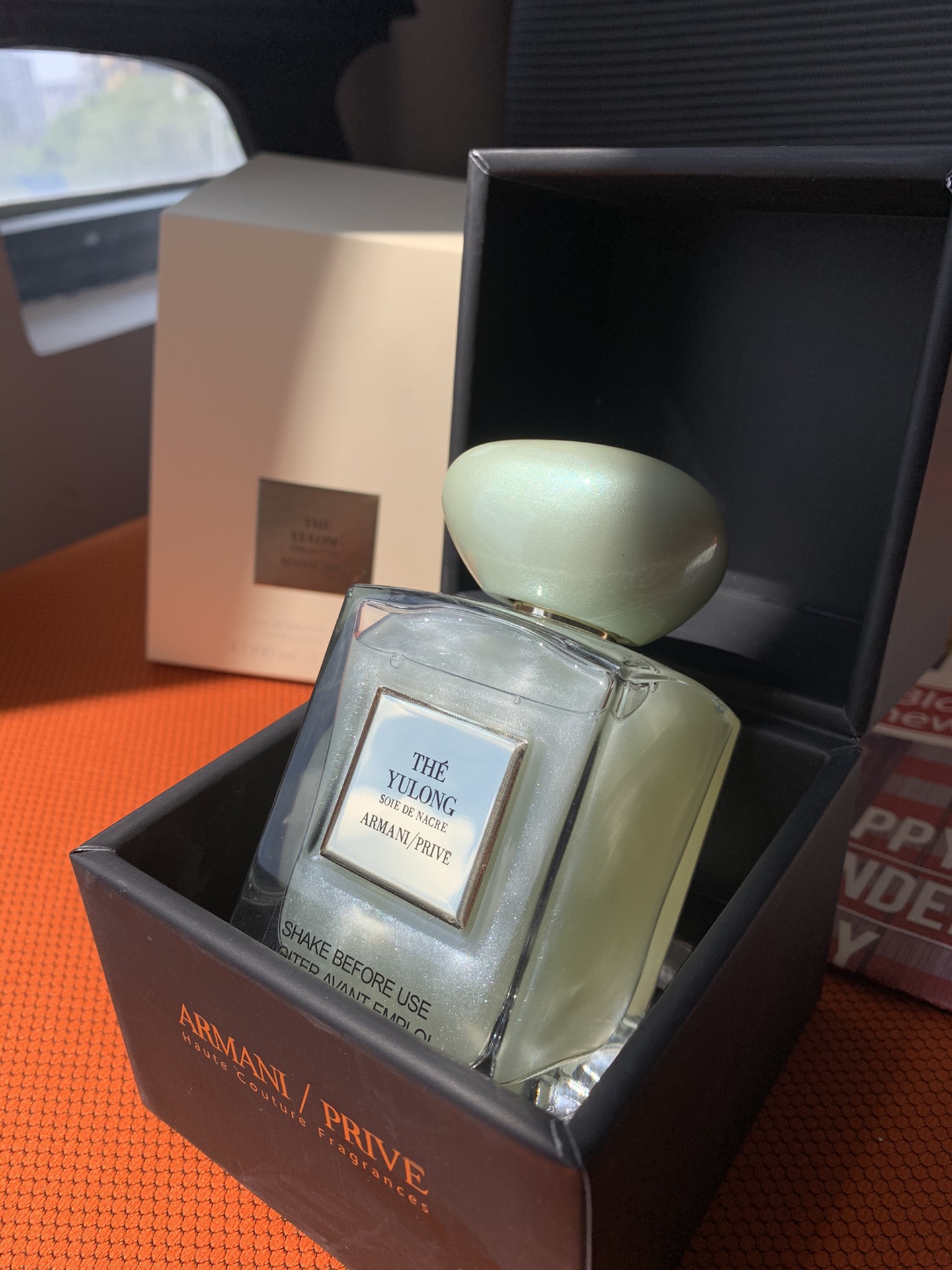 Original order quality
🍵Inspiration source - The Yulong Jade Dragon tea fragrance is inspired by the Jade Dragon Snow in Yunnan
Mountain, it is said that Mr. Armani was surrounded by high-altitude tea gardens on the Jade Dragon Snow Mountain.
I was shocked and fell in love so much that I couldn't help myself, so I launched this Yulong tea fragrance.
🍵Taste - Yulong Tea Fragrance Fantasy Sand Limited Edition continues the aroma of Yulong Tea Fragrance. The top notes present the sweet summer citrus and sour little lime. The middle notes bring the fresh and elegant fragrance of green tea, and the base notes exude the fragrant black tea aroma. The whole process creates a lingering olfactory experience.
🍵Appearance - The transparent white bottle contains a colorful world. The beautiful pearly green sand texture will make you fall into a fairyland at a glance. No one can resist such a beautiful appearance. Like the clouds on the snow-capped mountains. There will also be a layer of sparkling fine sand when sprayed on, which reflects a light luster under natural light.
🍵This is a high-end fragrance with its own fairy spirit. The fragrance of tea is elegant, melodious and refreshing, refreshing. A perfect perfume that combines beauty, taste, and style, with a fairy-like air. The key point is that it can be worn by both men and women. Hurry up and grab your boyfriend to squirt together ~ push them all
Recommend the high-end couple fragrance you own! ~