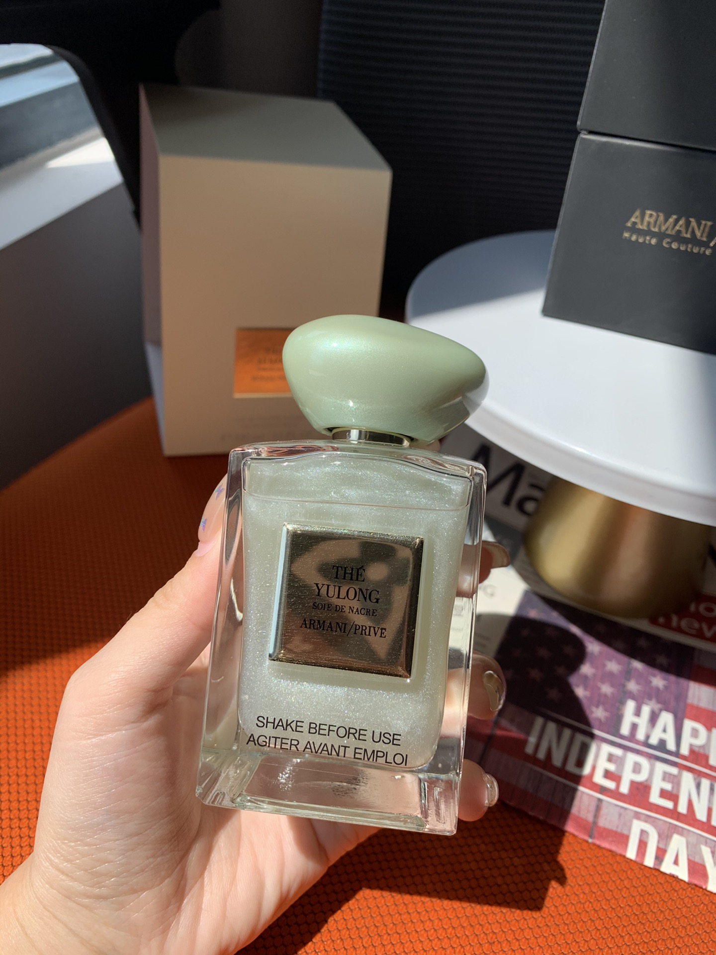 Original order quality
🍵Inspiration source - The Yulong Jade Dragon tea fragrance is inspired by the Jade Dragon Snow in Yunnan
Mountain, it is said that Mr. Armani was surrounded by high-altitude tea gardens on the Jade Dragon Snow Mountain.
I was shocked and fell in love so much that I couldn't help myself, so I launched this Yulong tea fragrance.
🍵Taste - Yulong Tea Fragrance Fantasy Sand Limited Edition continues the aroma of Yulong Tea Fragrance. The top notes present the sweet summer citrus and sour little lime. The middle notes bring the fresh and elegant fragrance of green tea, and the base notes exude the fragrant black tea aroma. The whole process creates a lingering olfactory experience.
🍵Appearance - The transparent white bottle contains a colorful world. The beautiful pearly green sand texture will make you fall into a fairyland at a glance. No one can resist such a beautiful appearance. Like the clouds on the snow-capped mountains. There will also be a layer of sparkling fine sand when sprayed on, which reflects a light luster under natural light.
🍵This is a high-end fragrance with its own fairy spirit. The fragrance of tea is elegant, melodious and refreshing, refreshing. A perfect perfume that combines beauty, taste, and style, with a fairy-like air. The key point is that it can be worn by both men and women. Hurry up and grab your boyfriend to squirt together ~ push them all
Recommend the high-end couple fragrance you own! ~ - Image 3