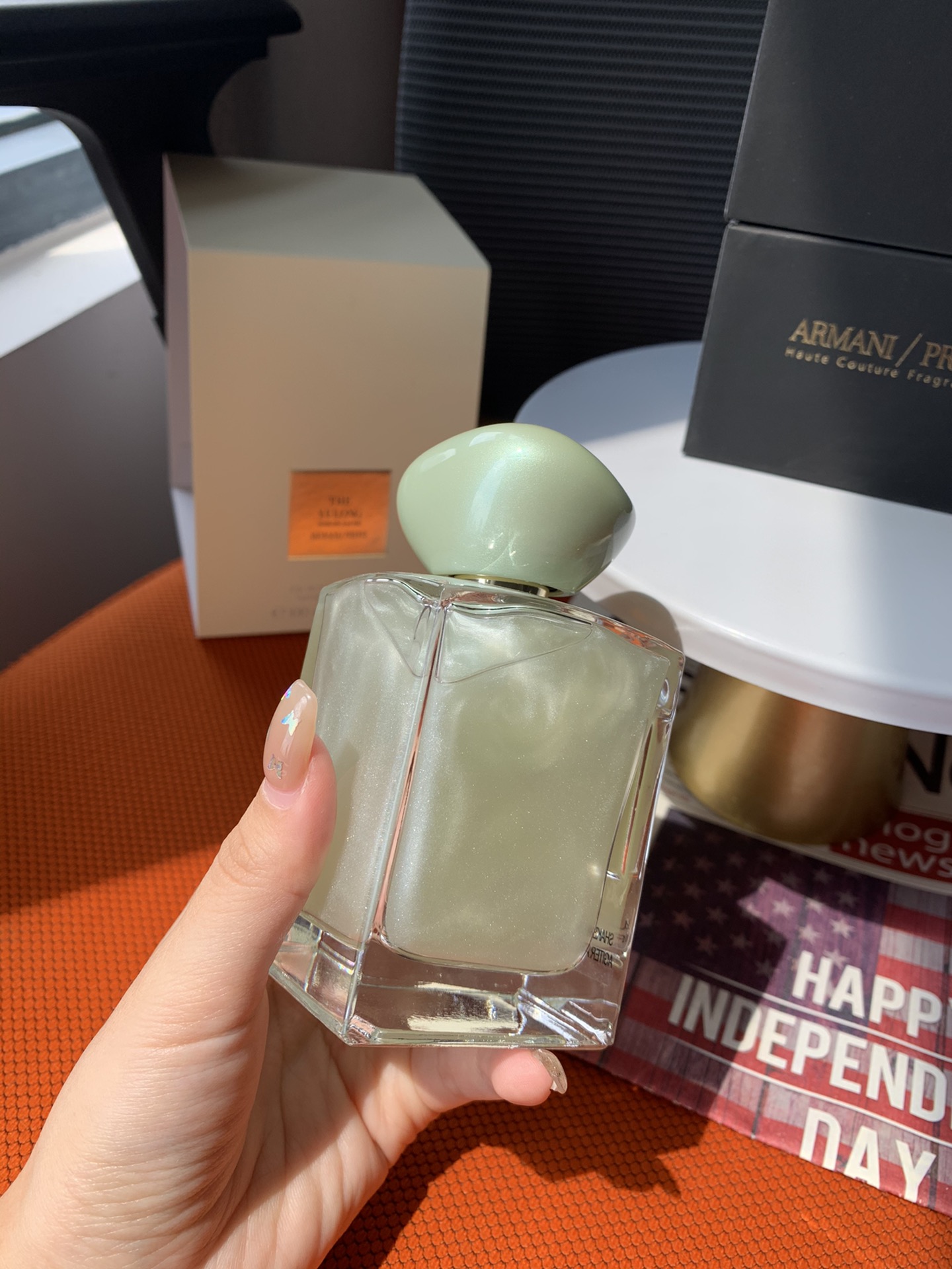 Original order quality
🍵Inspiration source - The Yulong Jade Dragon tea fragrance is inspired by the Jade Dragon Snow in Yunnan
Mountain, it is said that Mr. Armani was surrounded by high-altitude tea gardens on the Jade Dragon Snow Mountain.
I was shocked and fell in love so much that I couldn't help myself, so I launched this Yulong tea fragrance.
🍵Taste - Yulong Tea Fragrance Fantasy Sand Limited Edition continues the aroma of Yulong Tea Fragrance. The top notes present the sweet summer citrus and sour little lime. The middle notes bring the fresh and elegant fragrance of green tea, and the base notes exude the fragrant black tea aroma. The whole process creates a lingering olfactory experience.
🍵Appearance - The transparent white bottle contains a colorful world. The beautiful pearly green sand texture will make you fall into a fairyland at a glance. No one can resist such a beautiful appearance. Like the clouds on the snow-capped mountains. There will also be a layer of sparkling fine sand when sprayed on, which reflects a light luster under natural light.
🍵This is a high-end fragrance with its own fairy spirit. The fragrance of tea is elegant, melodious and refreshing, refreshing. A perfect perfume that combines beauty, taste, and style, with a fairy-like air. The key point is that it can be worn by both men and women. Hurry up and grab your boyfriend to squirt together ~ push them all
Recommend the high-end couple fragrance you own! ~ - Image 4