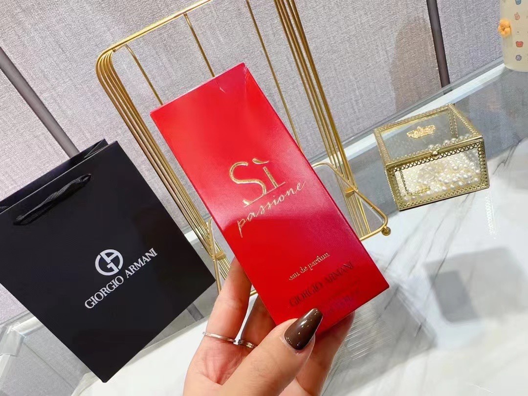 Original order quality
Armani · Sì Passione Red Love Perfume uses Armani Red as the inner paint of the bottle with strong visual impact. It is perfectly combined with the rounded black stone bottle cap. It is a sexy and passionate high-end perfume. Its high appearance is simply a work of art worthy of collection by all fairies ~ full of high-end sense!
▪Top notes: blackcurrant, pear
▪Middle notes: Glasgow rose, jasmine
▪Base notes: vanilla, cedar wood