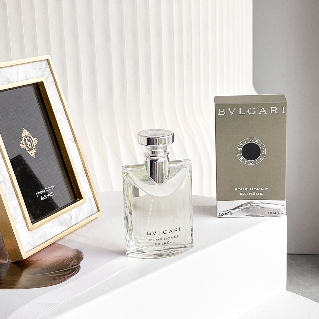 Original order quality
The legendary "boyfriend scent" of Bvlgari's Darjeeling Tea Ultimate Edition perfume must have a surname. I noticed this one when it was being planted among various perfumes. It is known as the "smell of a boyfriend". It doesn't have a sweet and greasy feeling for women, it's just the right kind of clean and neat, it's an eau de toilette, so it's definitely suitable for boys, it's fresh and hearty but not too strong. I feel like girls who like neutral styles will have a cool and gentle sense of character when they wear this when walking on the street. It has a very crisp fragrance. It is suitable for both men and women!! The appearance is a simple and clear design that I particularly like, and it has a clean and neat design that matches the taste. , its top note gives people a fresh grassy fragrance shed by the sun, while the base note is the reassuring scent of a boy. It is so comfortable, I always want to smell myself after spraying it~ Of course, the fragrance of eau de toilette also has a shorter lasting time, but it is still relatively acceptable. In summary, how should I describe it? I suddenly remembered a passage that was posted on the Internet many years ago: "At first, you like someone not because he has a car or a house, but because the sun is just right in the afternoon and he wears a white shirt that you love." And this perfume smells just like the smell of that white shirt. It smells so happy and gentle that you want to hug and spin around.