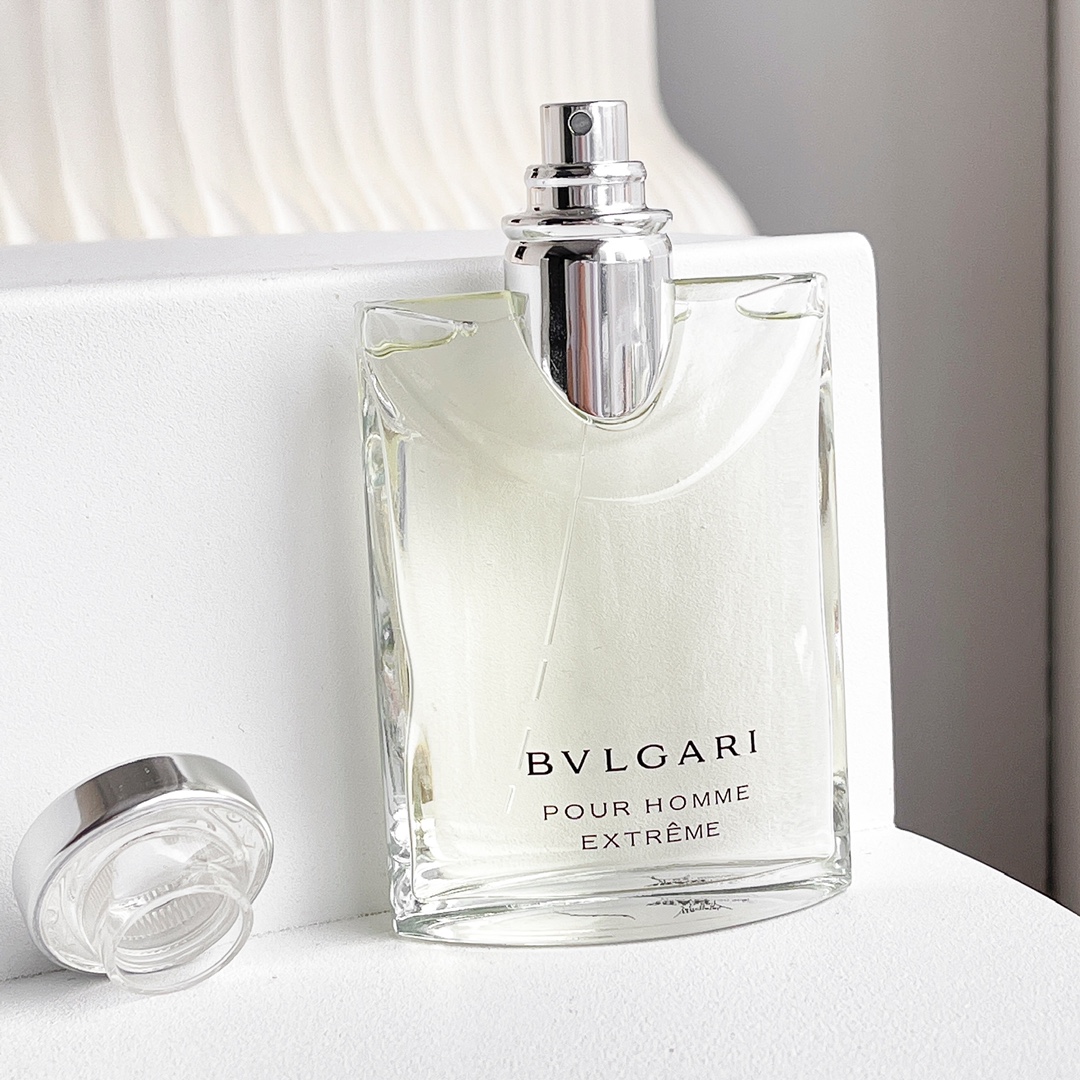 Original order quality
The legendary "boyfriend scent" of Bvlgari's Darjeeling Tea Ultimate Edition perfume must have a surname. I noticed this one when it was being planted among various perfumes. It is known as the "smell of a boyfriend". It doesn't have a sweet and greasy feeling for women, it's just the right kind of clean and neat, it's an eau de toilette, so it's definitely suitable for boys, it's fresh and hearty but not too strong. I feel like girls who like neutral styles will have a cool and gentle sense of character when they wear this when walking on the street. It has a very crisp fragrance. It is suitable for both men and women!! The appearance is a simple and clear design that I particularly like, and it has a clean and neat design that matches the taste. , its top note gives people a fresh grassy fragrance shed by the sun, while the base note is the reassuring scent of a boy. It is so comfortable, I always want to smell myself after spraying it~ Of course, the fragrance of eau de toilette also has a shorter lasting time, but it is still relatively acceptable. In summary, how should I describe it? I suddenly remembered a passage that was posted on the Internet many years ago: "At first, you like someone not because he has a car or a house, but because the sun is just right in the afternoon and he wears a white shirt that you love." And this perfume smells just like the smell of that white shirt. It smells so happy and gentle that you want to hug and spin around. - Image 4