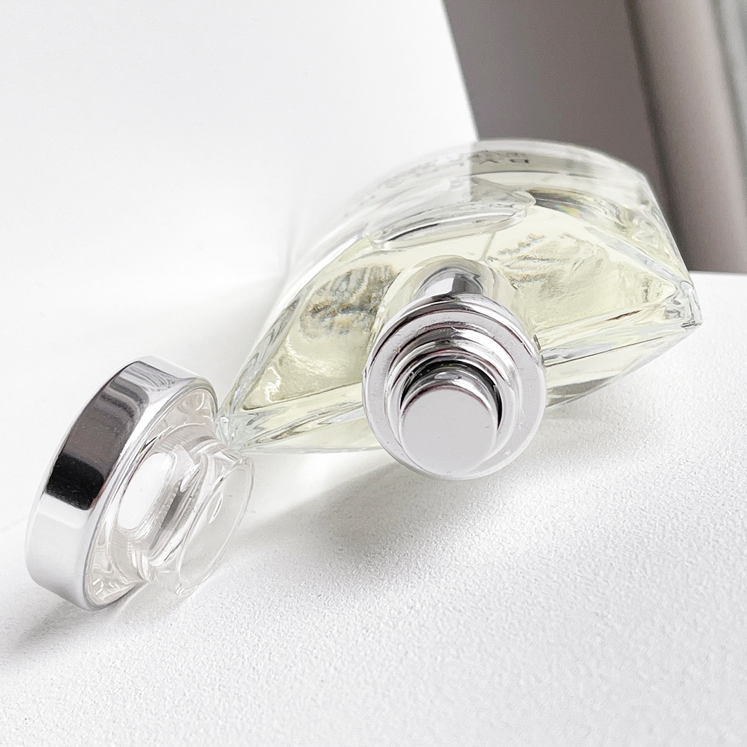 Original order quality
The legendary "boyfriend scent" of Bvlgari's Darjeeling Tea Ultimate Edition perfume must have a surname. I noticed this one when it was being planted among various perfumes. It is known as the "smell of a boyfriend". It doesn't have a sweet and greasy feeling for women, it's just the right kind of clean and neat, it's an eau de toilette, so it's definitely suitable for boys, it's fresh and hearty but not too strong. I feel like girls who like neutral styles will have a cool and gentle sense of character when they wear this when walking on the street. It has a very crisp fragrance. It is suitable for both men and women!! The appearance is a simple and clear design that I particularly like, and it has a clean and neat design that matches the taste. , its top note gives people a fresh grassy fragrance shed by the sun, while the base note is the reassuring scent of a boy. It is so comfortable, I always want to smell myself after spraying it~ Of course, the fragrance of eau de toilette also has a shorter lasting time, but it is still relatively acceptable. In summary, how should I describe it? I suddenly remembered a passage that was posted on the Internet many years ago: "At first, you like someone not because he has a car or a house, but because the sun is just right in the afternoon and he wears a white shirt that you love." And this perfume smells just like the smell of that white shirt. It smells so happy and gentle that you want to hug and spin around. - Image 5