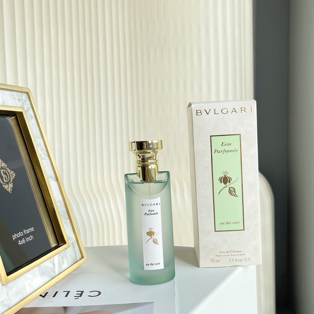 Original order quality
Bvlgari Green Tea ||| Neutral fragrance Bvlgari Green Tea
This entry-level green tea is made by a master JCE master with citrus aroma!
The top notes are fresh sour, orange and lemon, bright and bright. Green tea is mixed with various woody aromas in the back. It is low-key and ethereal. It is a very peaceful fragrance without any sense of aggression. It adds a lot of affinity invisibly. Girls who don't like sweet fragrances can choose it! ! !
More suitable for summer use,
The only drawback is that the fragrance lasts relatively short. I occasionally use it as incense, and it’s quite good at helping me sleep!
Top notes: orange blossom, orange, bergamot, lemon
Middle notes: jasmine, lily of the valley, rose
Base notes: tea, green tea, musk, sandalwood, cedar,
If you don’t buy it, you will regret it for the rest of your life! - Image 2