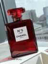 Quality
Chanel No 5 Eau de Parfum Red Edition Chanel No. 5 Saint Limited Edition
This new fragrance comes in a simple bottle, decorated with a white label and a diamond-faceted cap. In 1986, Jacques Boge inherited the olfactory atmosphere of Ennis Boge's classic creation N°5, reinterpreted it, and launched No. 5 perfume with richer layers. Whether it’s the appearance, the scent, or the word “limited edition” that girls can’t resist, No. 5 and Eau No. 5 Christmas editions are well worth trying!

Fragrance: aldehyde floral fragrance
Top notes: aldehyde, neroli, ylang-ylang, peach bergamot
Middle Note: Jasmine Rose Iris
Base notes: oakmoss, vetiver, sandalwood, vanilla, patchouli
Attribute: female fragrance
