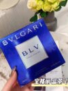 Original order quality
🍃BLV Bulgari Blue Tea Men's Fragrance 100ml
The first time I smelled it was when I was hanging out with my boyfriend, and the smell wafting from him was surprisingly good! It is a particularly gentle and light woody fragrance. Like a forest illuminated by a ray of sunlight, it quietly exudes fragrance. It smells very peaceful and makes people want to get closer🤩
This smell is not artificial but has something special. After smelling it once, I will never forget it, so I started spraying it on myself, and I felt that my whole body was exuding charm, haha! You can also spray a little on the pillow at ordinary times, it really smells great when you sleep💤
The top and middle notes have a bit of sandalwood and ginger, but this smell makes me fall in love with it even though I don't like ginger. I like the tobacco floral scent of the base note better, it’s light and uncontested👍
The entire bottle is blue, and the cool feeling is so beautiful