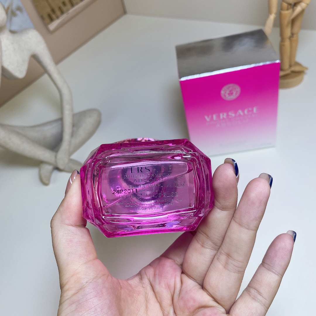 New version of Zhenzhi Rose Red Diamond Perfume 90ml
🔜 Quality❗️8112# Red Diamond 90ml
New packaging Zhenzhi Rose Red Diamond (Xianlian Crystal Essence) 90ml
Bright Crystal Absolu, 2013
Brand:
Perfumer: Alberto Morillas
Properties: female fragrance
Fragrance: fruity floral fragrance
Top notes: Pomegranate Japanese Yuzu Water
Middle note: peony, raspberry, lotus, magnolia
Base notes: Musky Mahogany Amber - Image 3