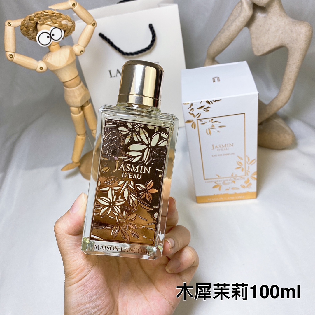 free shipping💰💰💰Lancome Palace Limited Edition Perfume Jasmins DEAU Fresh and Long-lasting Fragrance 100ml
Palace Perfume 85th Anniversary Limited Edition Perfume 100ml
The newly born jasmine is elegant and long-lasting,
Mixed with the sweetness of white peach, bergamot and plum blossom,
Warm and refreshing.
Mignonette jasmine
The fragrance of jasmine brings with it the tenderness of a slightly intoxicating rose, which makes me feel shy when I smell it.
Yes, green juice bottles sell not only the aroma but also the
It’s a beautiful dream, a wonderful journey
stories and memories. Every morning comes with warmth
The sunshine sprays the sultry fragrance between the wrists, raise your hand
Everything exudes charm and freshness. - Image 2